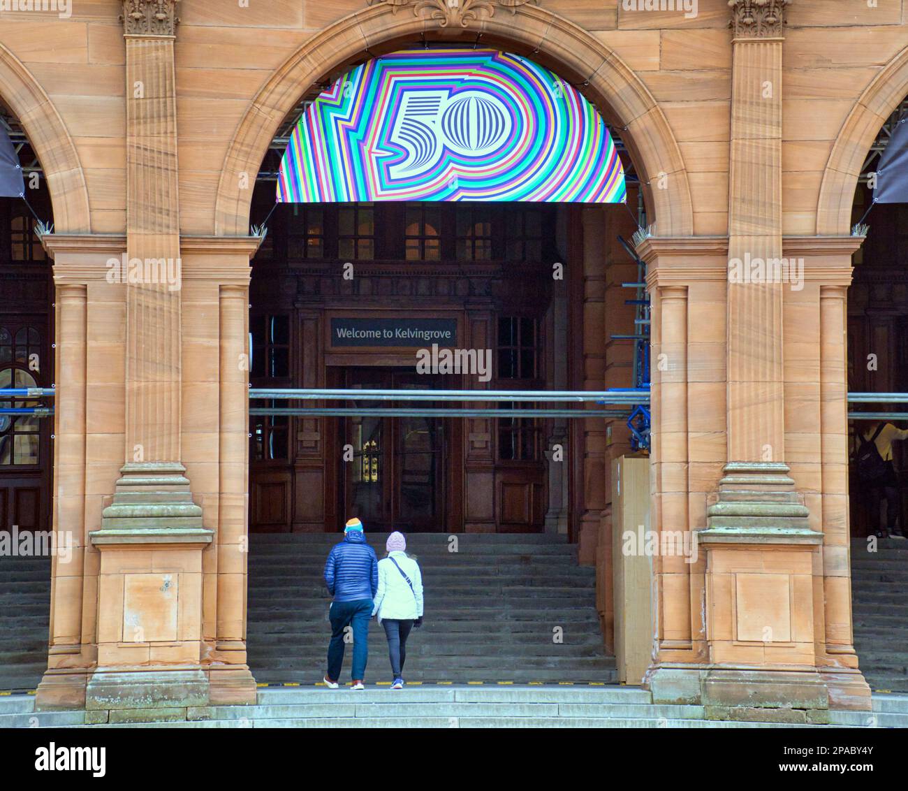 Glasgow, Écosse, Royaume-Uni 11th mars 2023.la galerie d'art et le musée Kelvingrove ont vu une foule importante pour son récital d'orgue du samedi, tandis que les habitants se dirigeaient à l'intérieur par temps froid, l'entrée de la rue avec sa publicité de 50 ans de gravure locale, crédit Gerard Ferry/Alay Live News Banque D'Images