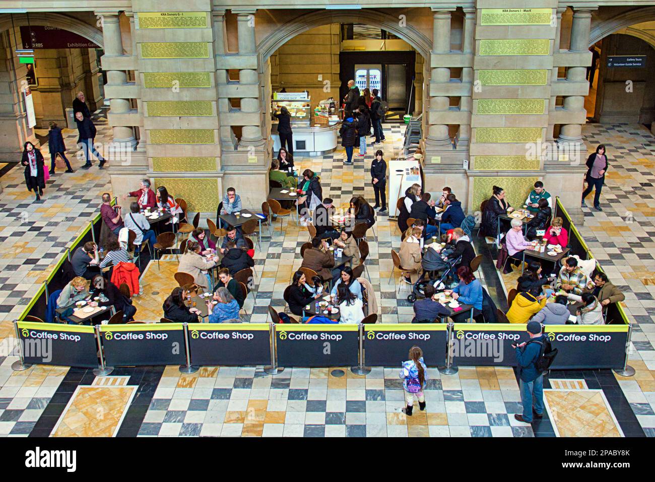 Glasgow, Écosse, Royaume-Uni 11th mars 2023.la galerie d'art et le musée Kelvingrove ont vu une foule de visiteurs pour son récital d'orgue du samedi alors que les habitants se dirigeaient à l'intérieur par temps froid, le café était plein d'anticiper les amateurs de musique, crédit Gerard Ferry/Alay Live News Banque D'Images