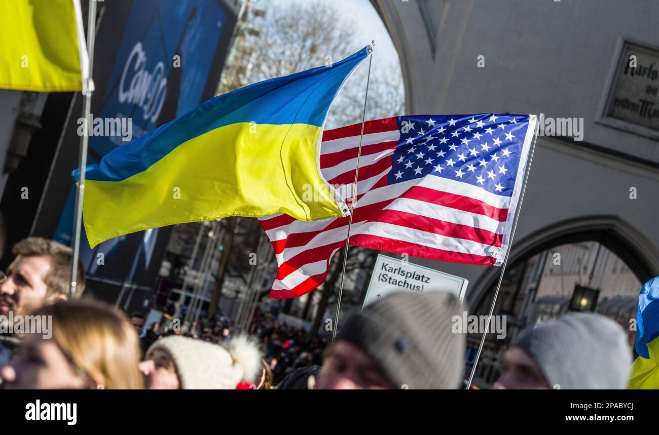 Munich, Bavière, Allemagne. 11th mars 2023. Alors que la Russie livre des villes à travers l'Ukraine avec des vagues de missiles hypersoniques, des Ukrainiens et des Allemands à Munich, l'Allemagne a fait des demandes pour la paix et le retrait immédiat de la Russie du territoire ukrainien. Les participants ont également remercié l'Allemagne et l'alliance pour le soutien aux réfugiés ukrainiens, l'aide humanitaire à ceux qui se trouvent en Ukraine et pour les armes défensives. (Credit image: © Sachelle Babbar/ZUMA Press Wire) USAGE ÉDITORIAL SEULEMENT! Non destiné À un usage commercial ! Banque D'Images