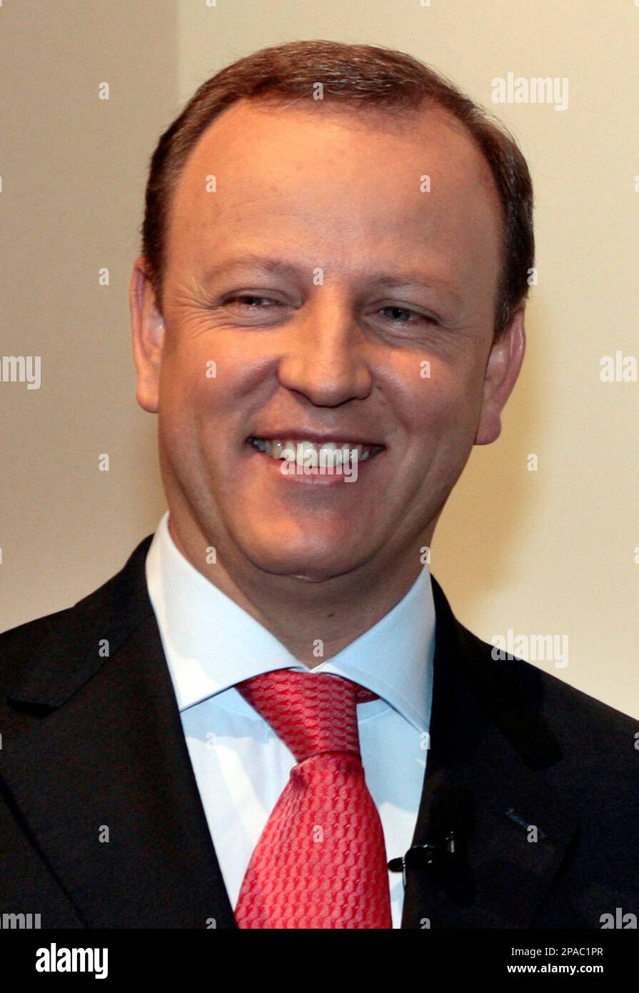 ** FILE ** Norbert Reithofer, CEO of the BMW Group, poses prior to the annual press conference of the company in Munich, southern Germany, March 14, 2007. Deutsche Bank AG said Thursday, March 13, 2008, that BMW executive Stefan Krause will become its chief financial officer in October. (AP Photo/Uwe Lein) Banque D'Images