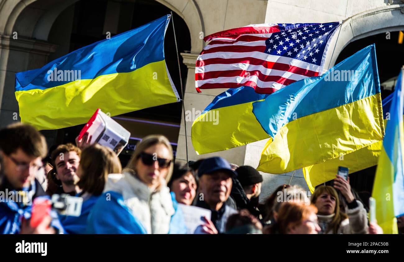 Munich, Bavière, Allemagne. 11th mars 2023. Alors que la Russie livre des villes à travers l'Ukraine avec des vagues de missiles hypersoniques, des Ukrainiens et des Allemands à Munich, l'Allemagne a fait des demandes pour la paix et le retrait immédiat de la Russie du territoire ukrainien. Les participants ont également remercié l'Allemagne et l'alliance pour le soutien aux réfugiés ukrainiens, l'aide humanitaire à ceux qui se trouvent en Ukraine et pour les armes défensives. (Credit image: © Sachelle Babbar/ZUMA Press Wire) USAGE ÉDITORIAL SEULEMENT! Non destiné À un usage commercial ! Banque D'Images