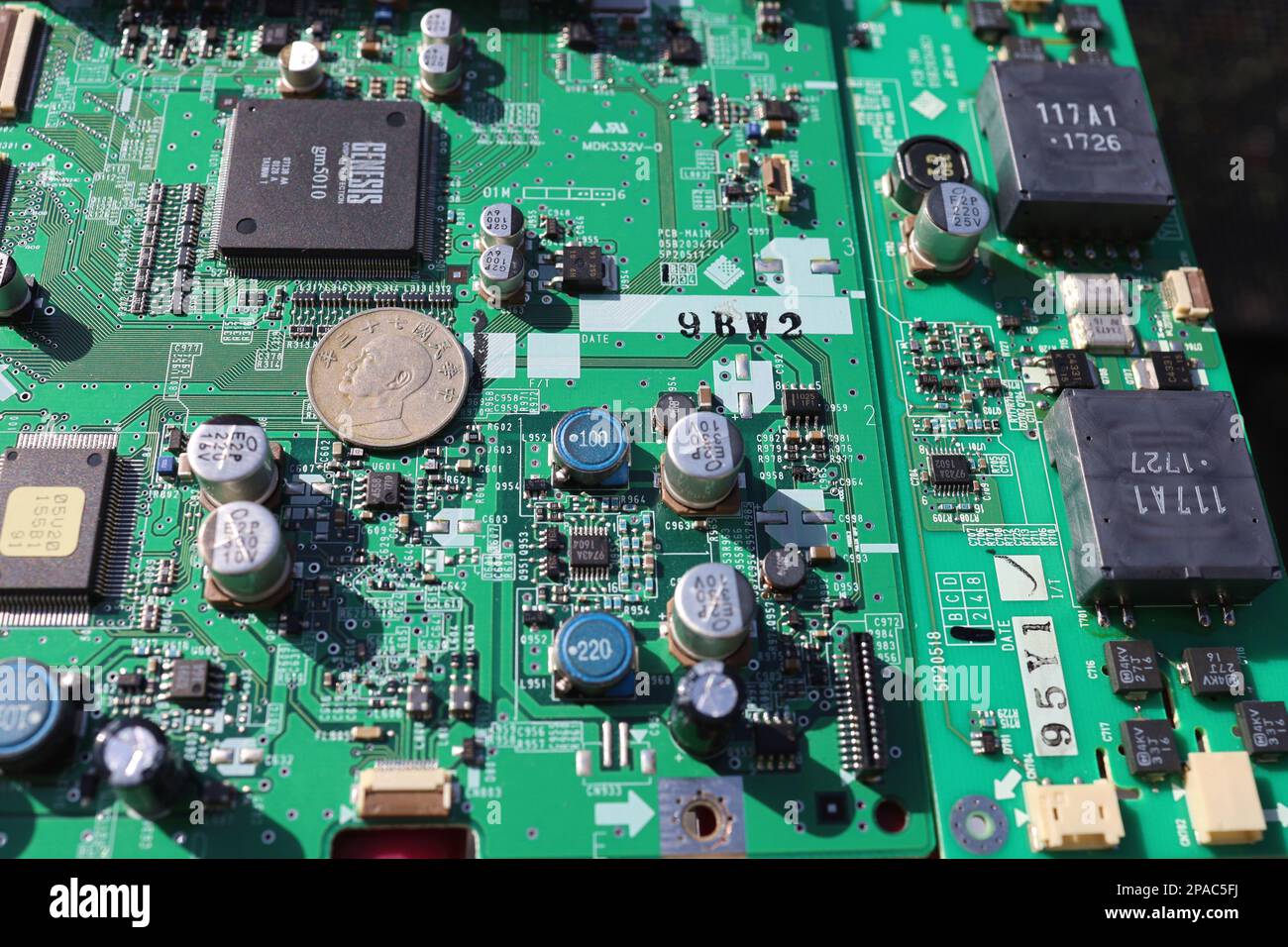 Cartes de circuits imprimés à semi-conducteurs et devises taïwanaises. Banque D'Images