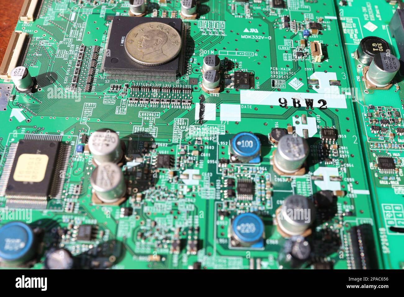 Cartes de circuits imprimés à semi-conducteurs et devises taïwanaises. Banque D'Images