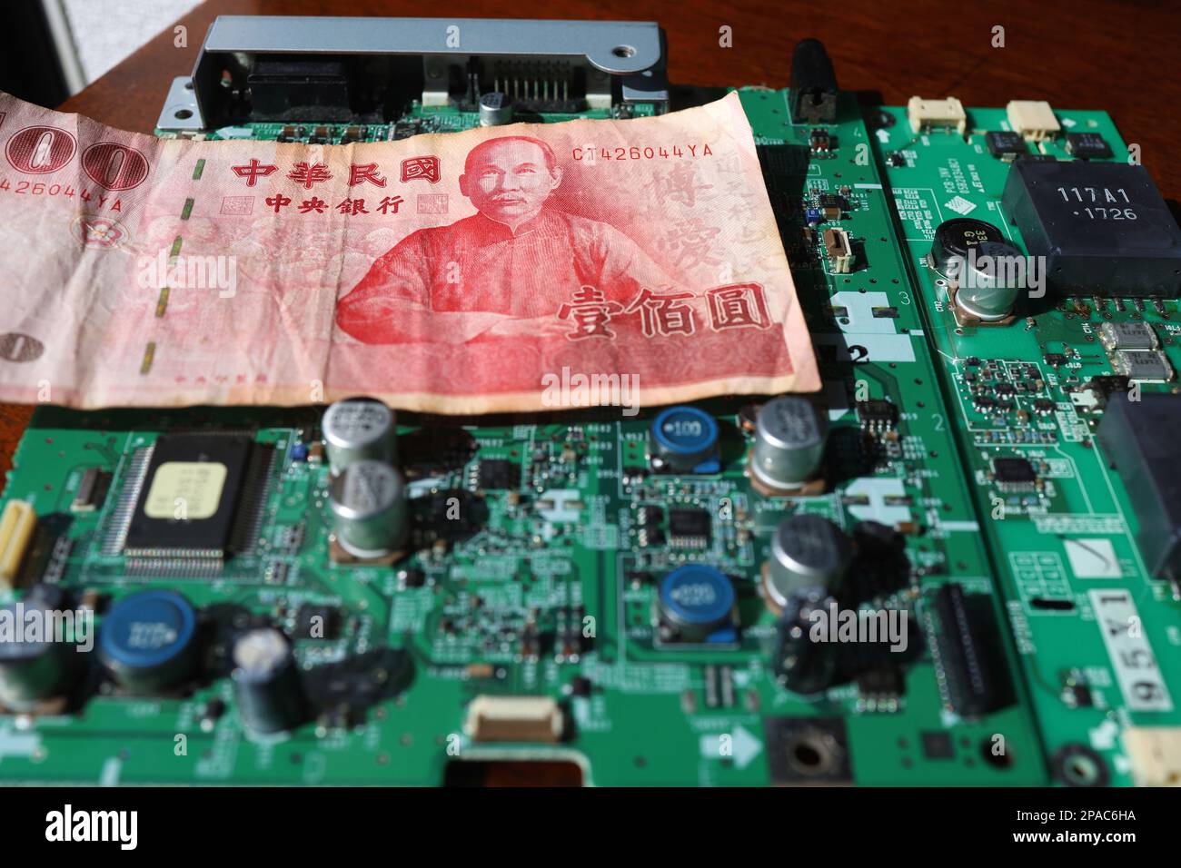 Cartes de circuits imprimés à semi-conducteurs et devises taïwanaises. Banque D'Images