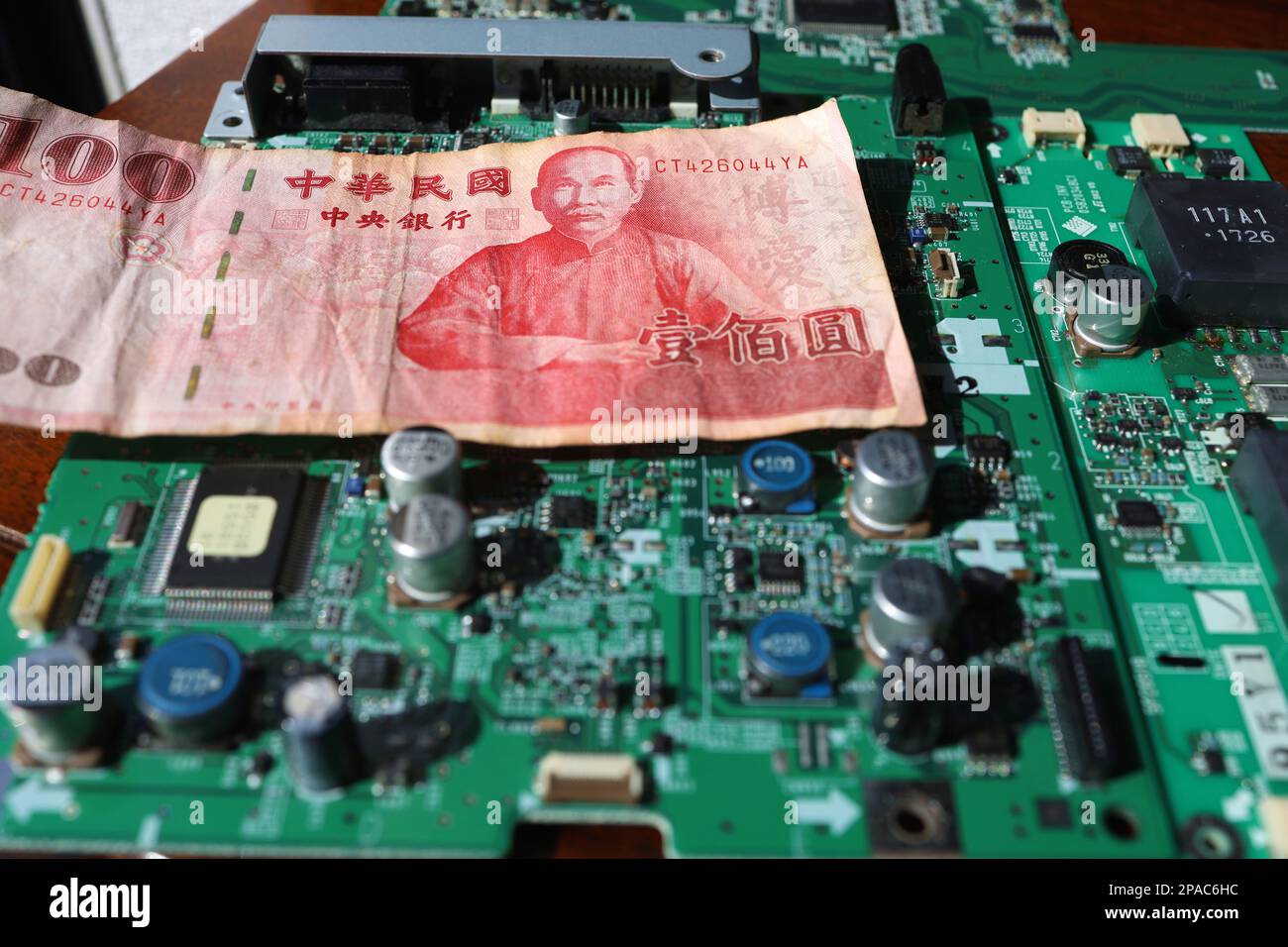 Cartes de circuits imprimés à semi-conducteurs et devises taïwanaises. Banque D'Images