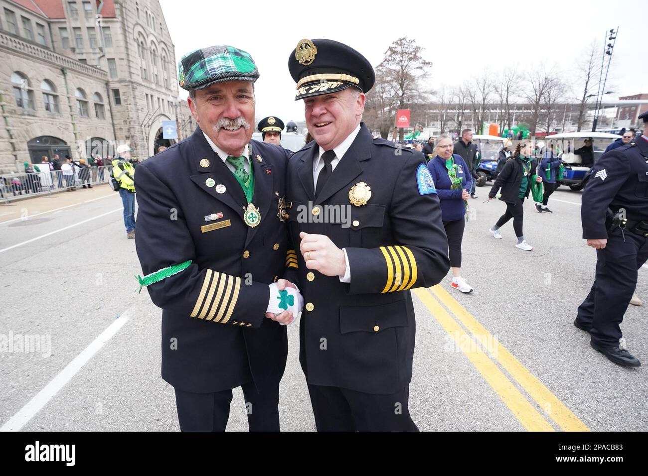 St. Louis, États-Unis. 11th mars 2023. St. Le chef des pompiers de Louis Dennis M. Jenkerson (L) salue la nouvelle rue Le chef de police Louis Robert Tracy, avant le début de la rue Louis Downtown St. Patrick's Day Parade à St. Louis le samedi, 11 mars 2023. Photo par Bill Greenblatt/UPI crédit: UPI/Alay Live News Banque D'Images