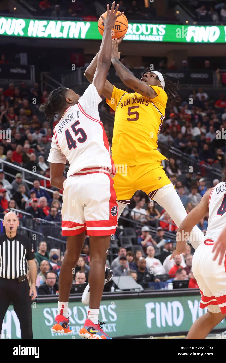 Arizona guard Cedric Henderson Jr. (45) blocks the shot of Arizona State forward Jamiya Neal (5) during the second half of an NCAA college basketball game in the semifinals of the Pac-12 Tournament, Friday, March 10, 2023, in Las Vegas. (AP Photo/Chase Stevens) Banque D'Images