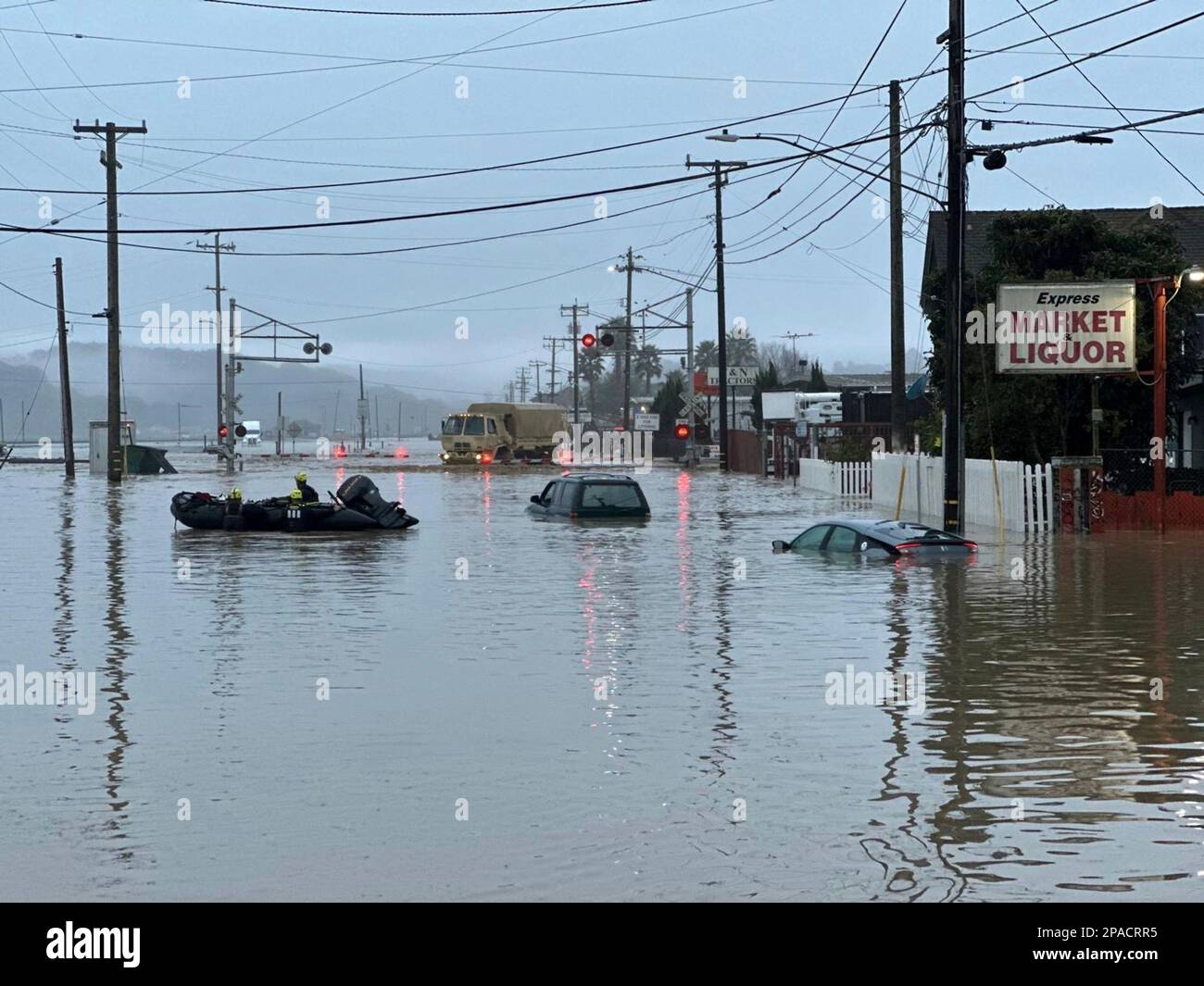 Monterey County, États-Unis d'Amérique. 11 mars 2023. Les premiers intervenants d'urgence patrouillent dans les rues d'un bateau en caoutchouc à la recherche d'automobilistes échoués alors que certaines parties de la Californie subissent de graves inondations à la suite d'un hiver de fortes pluies près de la rivière Pajaro, à 11 mars 2023, dans le comté de Monterey, en Californie. Crédit : California National Guard/États-Unis Photos de l'armée/Alamy Live News Banque D'Images