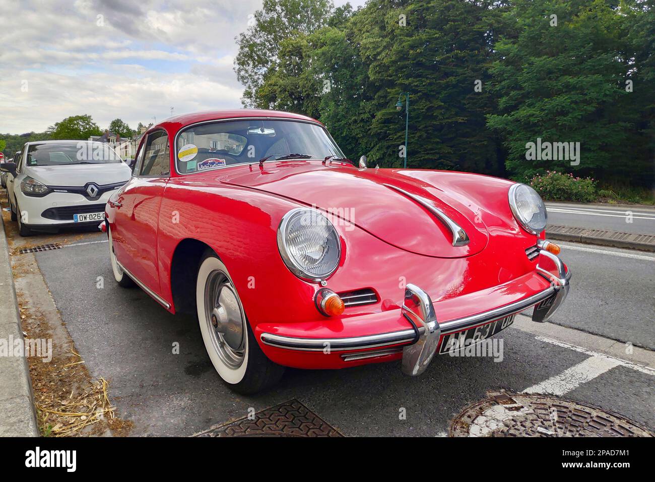 Lamorlaye, France - 13 juin 2020 : Porsche 356 1600 C garée dans la rue. Banque D'Images