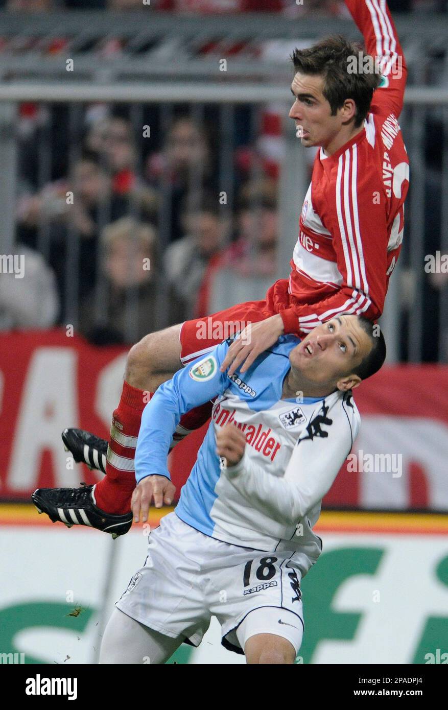 FC Bayern player Philipp Lahm, rear, goes for a header with Timo Gebhardt during the German DFB soccer cup quarterfinal match between FC Bayern Munich and TSV 1860 Munich, in Munich , southern Germany, Wednesday Feb. 27, 2008. (AP Photo/Uwe Lein)**Eds note German spelling of Munich is Muenchen** Banque D'Images