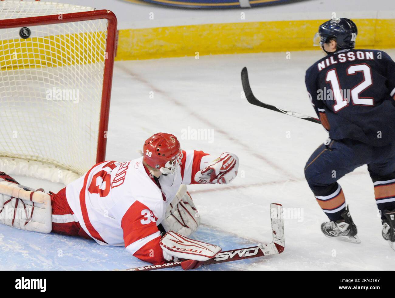 Edmonton Oilers' Robert Nilsson (12) scores the game winning goal past Detroit Red Wings goalie Chris Osgood in a shootout during an NHL hockey game in Edmonton, Tuesday, Feb. 26, 2008. Edmonton beat Detroit 4-3. (AP Photo/The Canadian Press, Jimmy Jeong) Banque D'Images