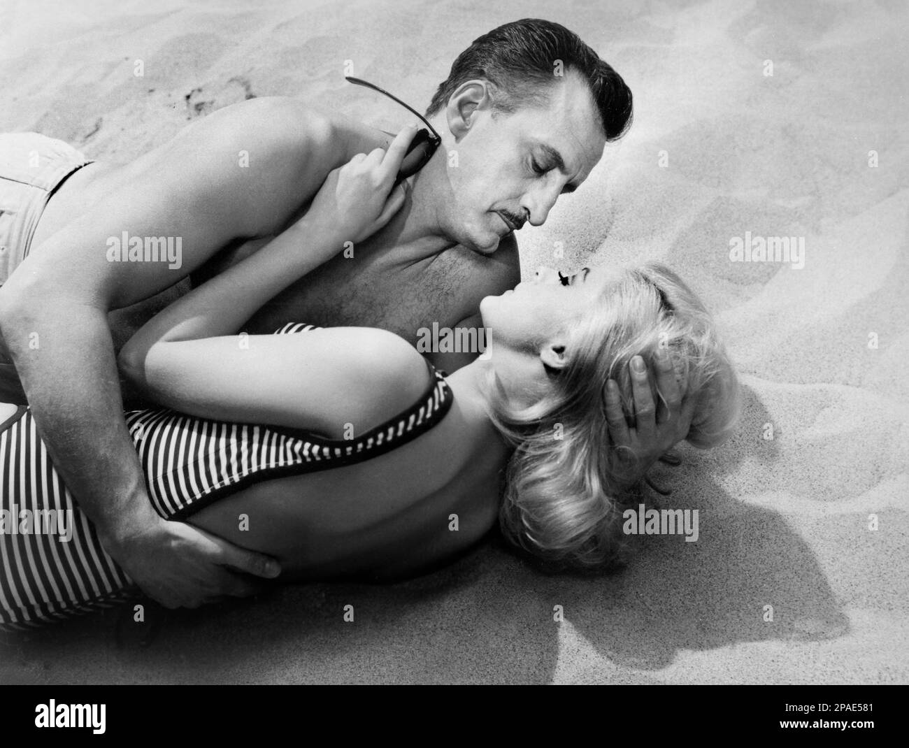 George C. Scott, Virna Lisi, sur le tournage du film, « pas avec ma femme, vous ne le faites pas », Warner Bros., 1966 Banque D'Images