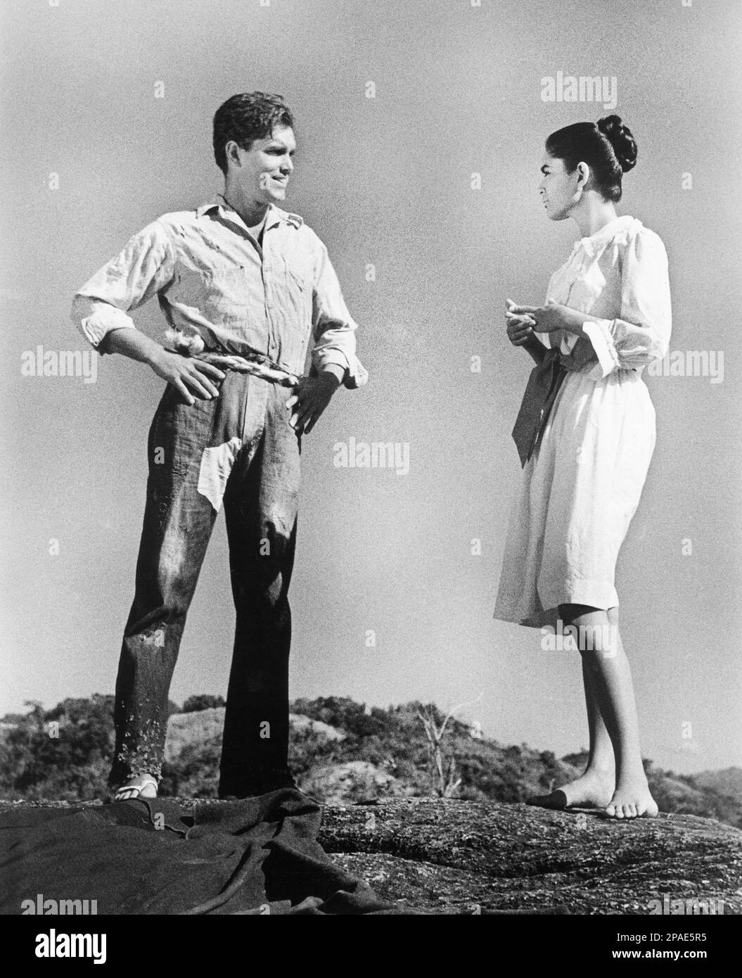 Jeffrey Hunter, Barbara Perez, sur le tournage du film, « No Man is an Island », Universal Pictures, 1962 Banque D'Images