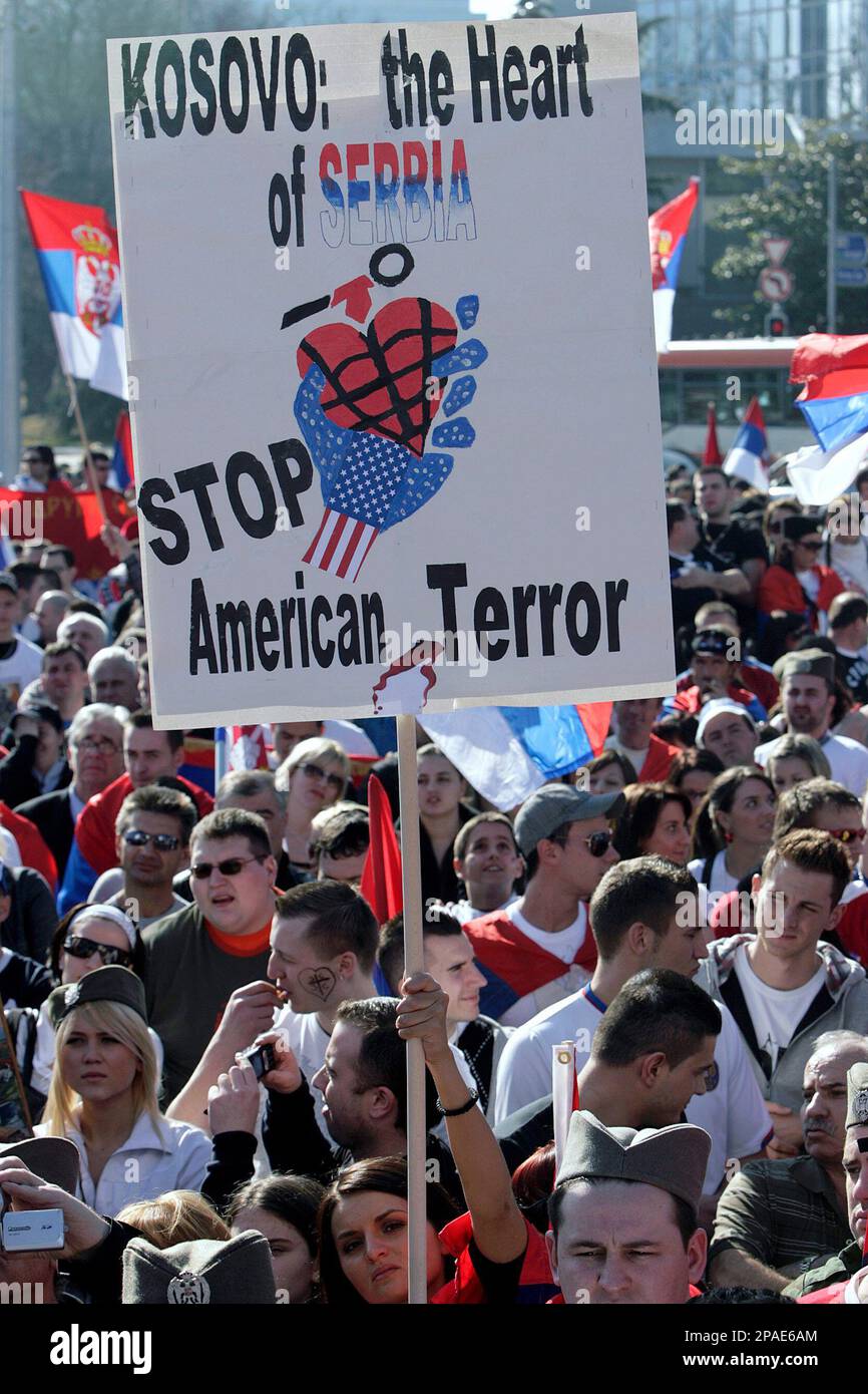 Hundreds of Serbs living in Switzerland protest against the declaration of Kosovo's independence from Serbia on the Place des Nations in front of the European headquarters of the United Nations in Geneva, Switzerland, Sunday, Feb. 24, 2008. (AP Photo/Keystone, Salvatore Di Nolfi) Banque D'Images