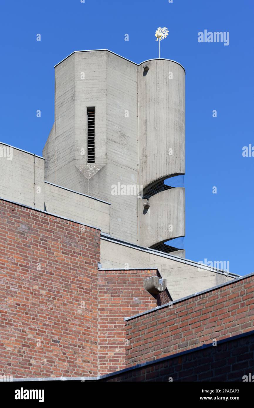 Cologne, Allemagne 25 août 2022: L'église paroissiale moderne Christi Auferstelung à Cologne Lindenthal Banque D'Images