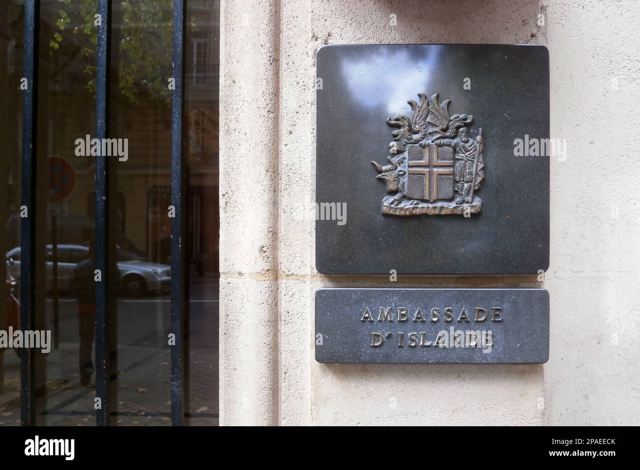 Paris, France - 15 septembre 2017 : plaque à l'entrée de l'Ambassade d'Islande située au 52 Avenue Victor Hugo à Paris. Banque D'Images