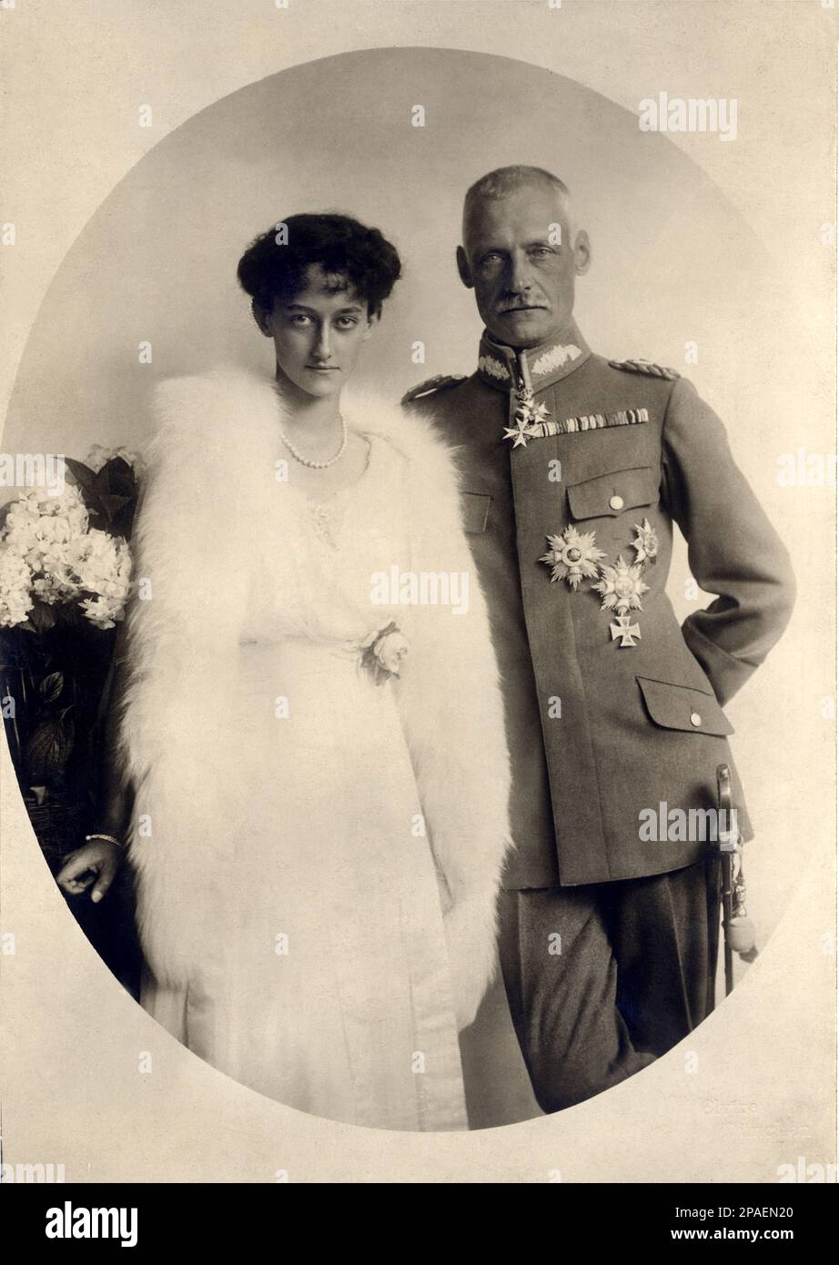 1921 , 7 avril , Munchen , Bavière : le Kronprinz RUPPRECHT Von BAYERN ( Wittelsbach de Bavière , 1869 - 1955 ) avec femme princesse ANTOINETTE Von LUXEMBOURG de Nassau Weilburg ( 1899 - 1954 ), la quatrième fille de Guillaume IV, Grand-Duc de Luxembourg, Qui régna entre 1905 et 1912, et Marie Anne, princesse de la Maison portugaise de Braganza. Ses grands-parents maternels étaient Miguel du Portugal et Adélaïde de Lowenstein Wertheim-Rosenberg . Elle était la plus jeune sœur de deux grandes Duchesses successives : Marie-Adélaïde et Charlotte . Photo de Elvira , Munchen . Rupprecht est né en Banque D'Images