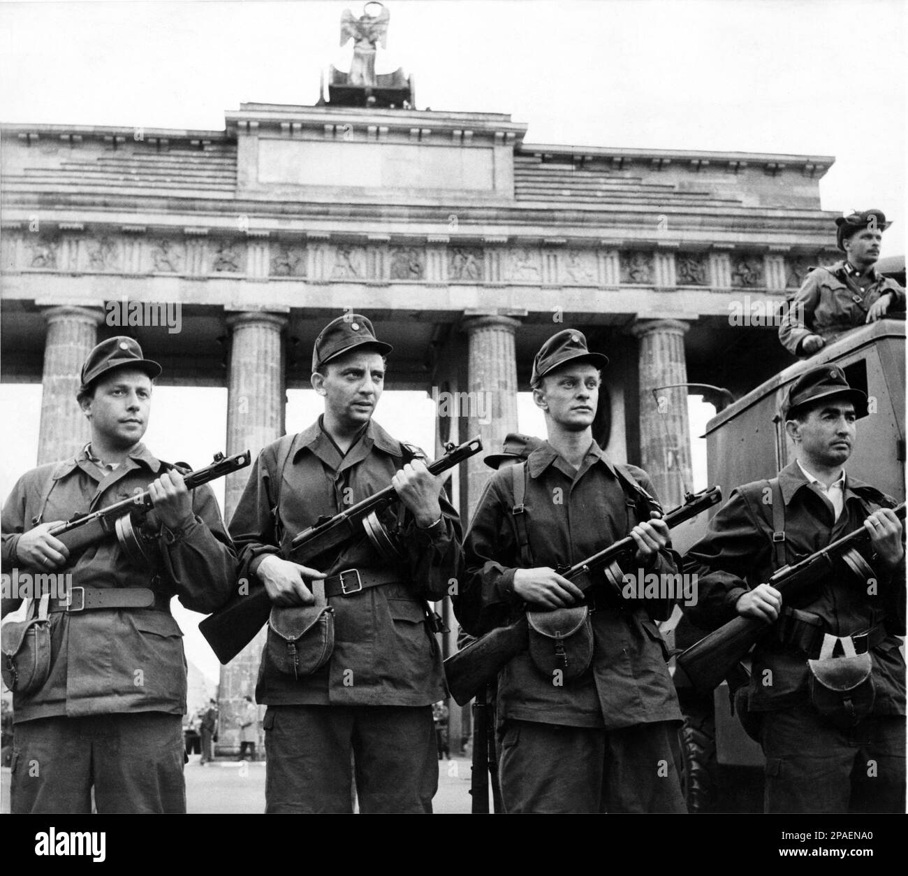 1961 , BERLIN , ALLEMAGNE : les forces armées de LA RÉPUBLIQUE DÉMOCRATIQUE ALLEMANDE sont garantes de la préservation de la paix . Le gouvernement a agacé le 13 août 1961 , les membres des Forces populaires nationales , la milice et la police populaire se tiennent sur la garde aux frontières de Berlin démocratique . Dans cette photo, les camrades de la milice populaire protègent la frontière de Berlin démocratique en face du célèbre monument de Berlin la PORTE DE BRANDEBOURG - BERLINO - ITALIA - FOTO STORICHE - HISTOIRE - GEOGRAFIA - GÉOGRAPHIE - ARCHITETURA - ARCHITECTURE - PIAZZA - PORTA DI BRANDENBURGO - REPUB Banque D'Images