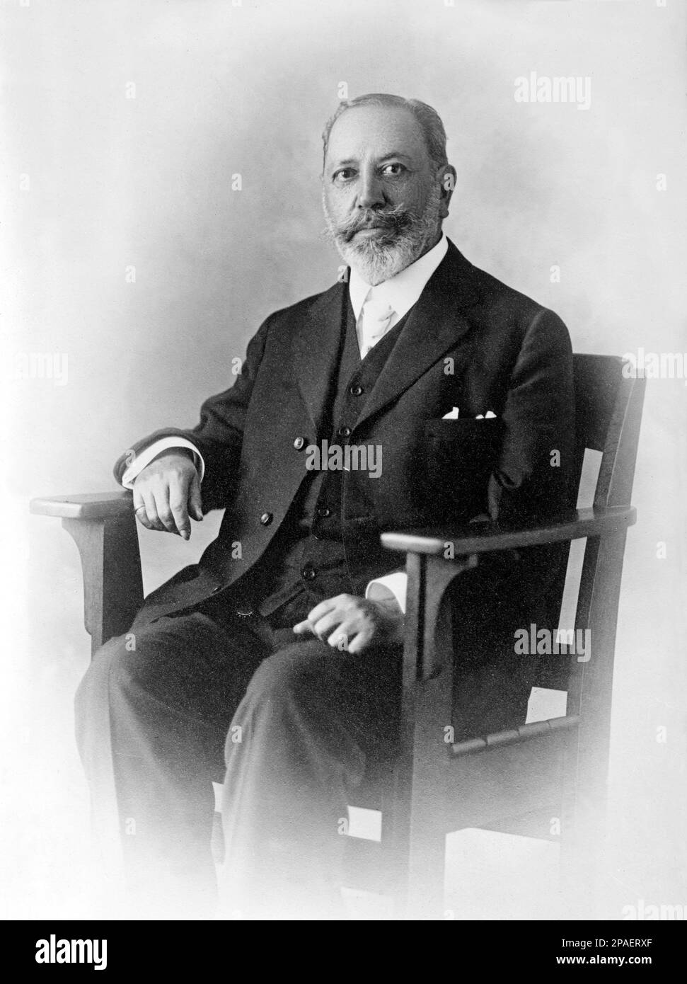 Le politicien mexicain , diplomate et historien FERNANDO IGLESIAS CALDERON ( 1856 - 1942 ) . Ambassadeur mexicain aux Etats-Unis de 1920 à 1923 - LETTERATO - SCRITTORE - LETTERATURA - Littérature - barbe - barba - portrait - ritratto - collier - colletto - cravate - cravatta - POLITHO - POLITICA - POLITIQUE - POLITICIEN - DIPLOMATICO ---- ARCHIVIO GBB Banque D'Images