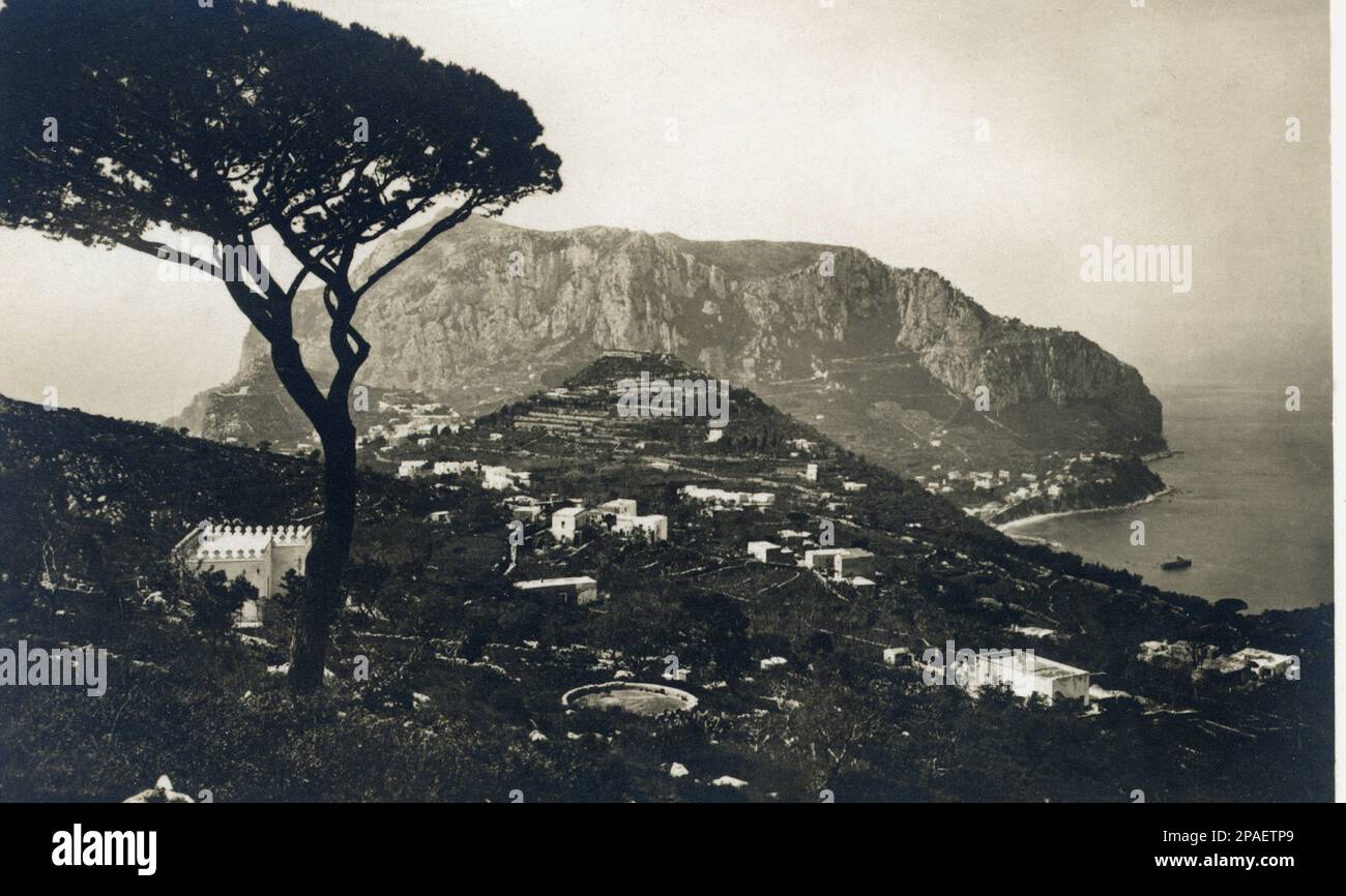 1920 c. , île de CAPRI , Italie : Le paysage du MONTE DI TIBERIO près de Villa Jovis , MARINA GRANDE ( à droite ) et le Monte Solaro en arrière-plan - Italia foto storiche - Napoli - geografia - HISTOIRE - GÉOGRAPHIE - panorama - paysage - mare - mer - isola --- ARCHIVIO GBB Banque D'Images