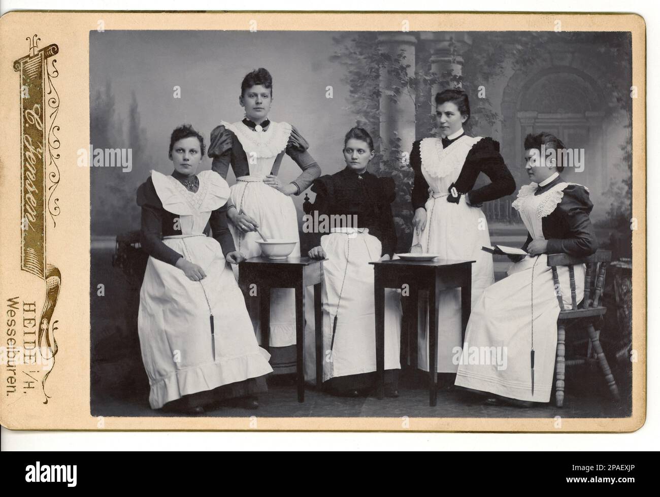 1890 CA , WESSELBUREN , Schleswig - Holstein , Kreis Dithmarschen , ALLEMAGNE : jeunes femmes cuisiniers , femmes de ménage et femme de ménage dans un hôtel . Photo de C. Fersen , Wesselburen , Allemagne - FOTO STORICHE - PHOTOS D'HISTOIRE - - femme - fille - donna - giovane - cuoca - cuoche - cucina - GASTRONOMIA - CIBO - GASTRONOMIE - cameriera - cameriere - servitu - ragazza - maison-femmes - femmes - OTOCENTO - 800 - XIX CENTURY - MODE - voulants - grembiule - grembiuli - collier - Colletto - personale alle cucine - ALLEMAGNE - GERMANIA - carte de visite - PORTRAIT - RITRATTO - turismo - Banque D'Images