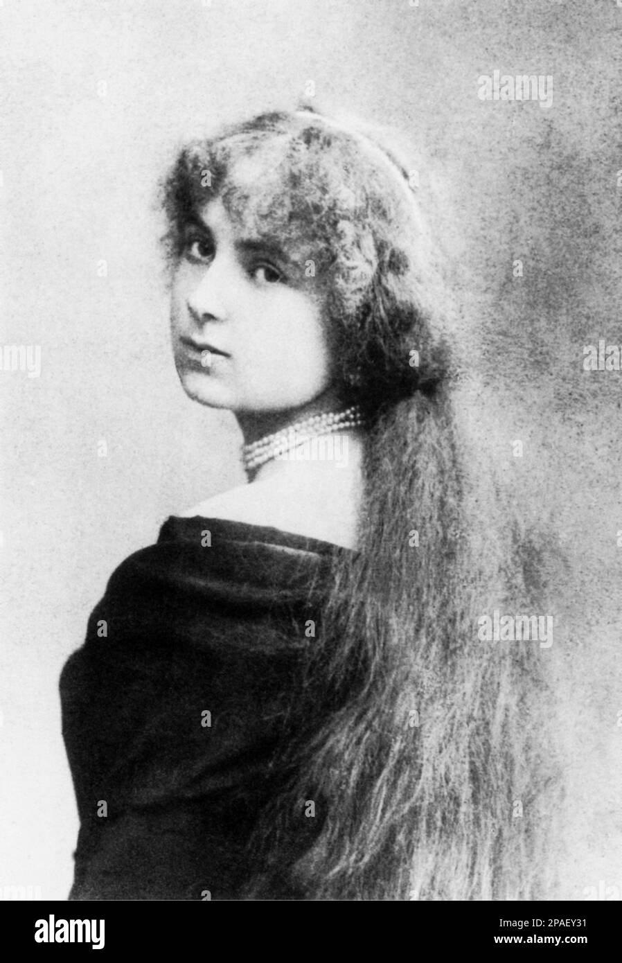 1879 : la princesse MARIA HARDOUIN DEL GALLESE , mariée en 1883 avec le poète italien, homme politique et écrivain GABRIELE d'ANNUNZIO (Pescara 1863 - Gardone Riviera 1938 ) - Collier de perles - Collana di perle - perla - bijoux - bijoux - bijoux pizzo - dentelle - portrait - ritratto - Dannunzio - DI GALLESE - principessa - nobili - noblesse - Nobiltà italiana - BELLE EPOQUE --- ARCHIVIO GBB Banque D'Images