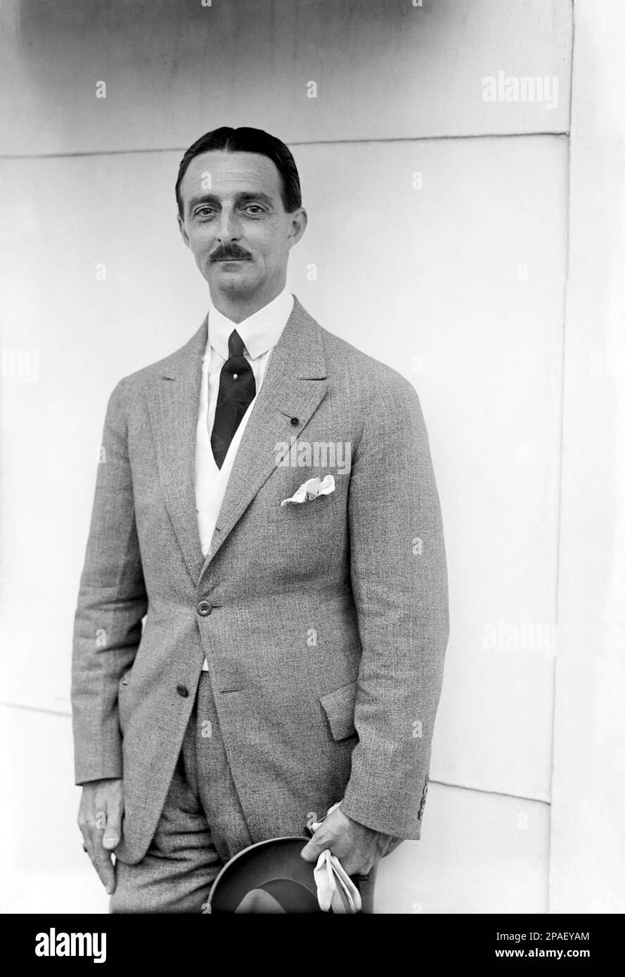 1925 , 15 août , New York , Etats-Unis : l'ambassadeur portugais aux Etats-Unis JOAS A. DE BIANCHI sur un Ocean Liner Cruiser Navy . Photo de bain , New York - POLITICO - POLITICA - POLITIC - STATISTA - AMBASCIATORE - PORTOGALLO - foto storiche - fstorica - portrait - ritratto - collier - colletto - moustache - DIPLOMATICO - DIPROMAZIA - DIPLOMATIQUE - chapeau - cappello - cravatta - collier - collier - collier - collier - collier - chiplâne - collier - collier - - Fazzoletto nel taschino - pochette - Transatlantico - nef - fermacravatta - FOTO STORICHE - HISTOIRE ---- ARCHIVIO GBB Banque D'Images