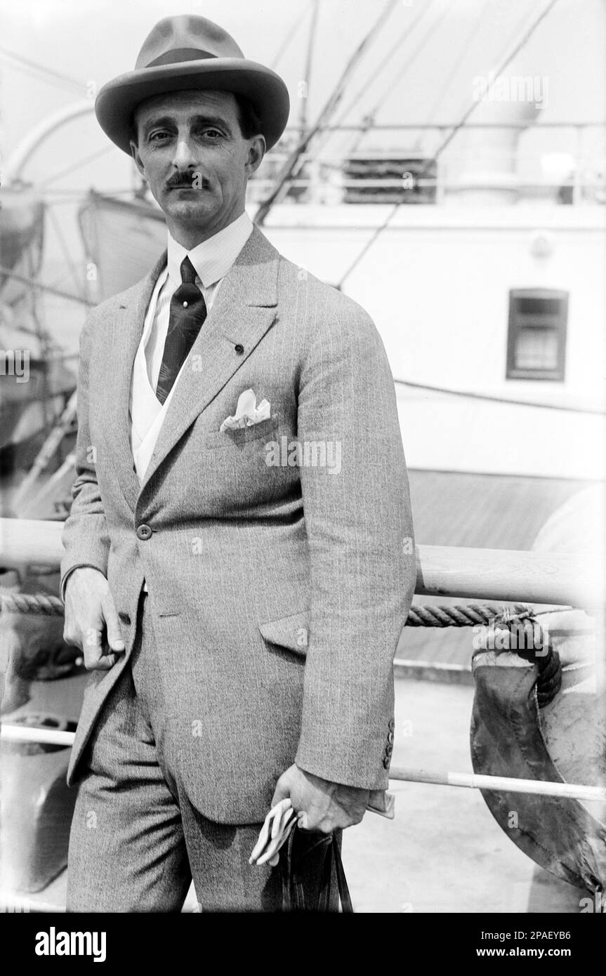 1925 , 15 août , New York , Etats-Unis : l'ambassadeur portugais aux Etats-Unis JOAS A. DE BIANCHI sur un Ocean Liner Cruiser Navy . Photo de bain , New York - POLITICO - POLITICA - POLITIC - STATISTA - AMBASCIATORE - PORTOGALLO - foto storiche - fstorica - portrait - ritratto - collier - colletto - moustache - DIPLOMATICO - DIPROMAZIA - DIPLOMATIQUE - chapeau - cappello - cravatta - collier - collier - collier - collier - collier - chiplâne - collier - collier - - Fazzoletto nel taschino - pochette - Transatlantico - nef - gants - guanti - FOTO STORICHE - HISTOIRE --- ARCHIVIO GBB Banque D'Images