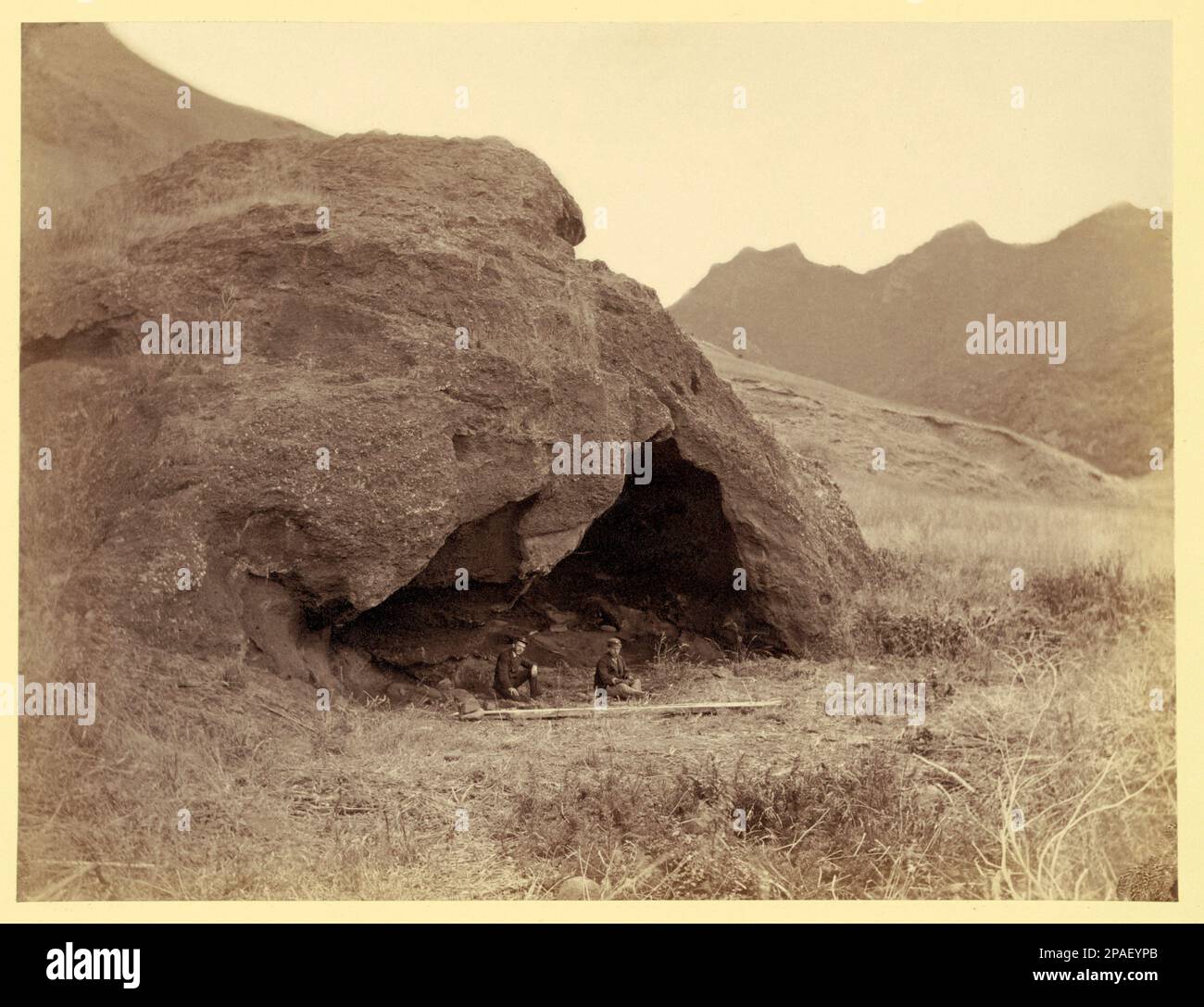 Scène de l'histoire de Robinson Crusoe. Grotte de Selkirk. Vue latérale sur la vallée. ' Cruso e's Quibedrada '. Les photographies de cet ensemble incomplet montrent des vues de Isla Mas a Tierra, y compris Cumberland Bay, Juan Fernandez Islands, Chili, où le marin écossais Alexander Selkirk a été chahué ( 1704 - 1709 ). L'expérience de Selkirk a servi d'inspiration à Robinson Crusoe de Daniel Degoe. Photo de Broadway, N. Y. , publiée par E. & H. T. Anthony & Co., c1874. L'écrivain britannique , journaliste et espion DANIEL DE FOE ( ou DEFOE , 1660 Londres - 1731 ) , a acquis une renommée durable pour son roman Robinson Banque D'Images