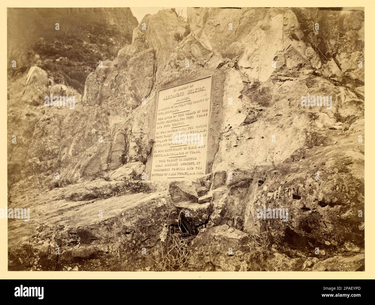 Scène de l'histoire de Robinson Crusoe. Tablette érigée par la Marine anglaise à la mémoire d'Alexander Selkirkc 1874 . Les photographies de cet ensemble incomplet montrent des vues de Isla Mas a Tierra, y compris Cumberland Bay, Juan Fernandez Islands, Chili , où le marin écossais Alexander Selkirk a été chahué ( 1704 - 1709 ). L'expérience de Selkirk a servi d'inspiration à Robinson Crusoe de Daniel Degoe. L' écrivain britannique , journaliste et espion DANIEL DE FOE ( ou DEFOE , 1660 Londres - 1731 ) , a gagné la renommée durable de son roman Robinson Crusoe . - GÉOGRAPHIE - GEOGRAFIA - LETTERATO - SCRITTORE - LETTERATURA Banque D'Images