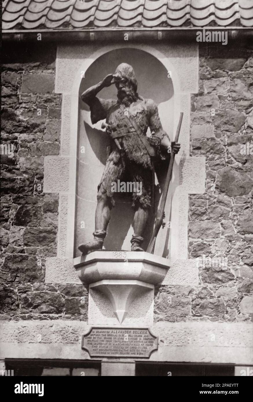1910 CA , Île SAN FERNANDIZ , CHILI : scène de l'histoire de Robinson Crusoe. Statue érigée en mémoire d'Alexandre Selkirkc 1874 . Les photographies de cet ensemble incomplet montrent des vues de Isla Mas a Tierra, y compris Cumberland Bay, Juan Fernandez Islands, Chili , où le marin écossais Alexander Selkirk a été chahué ( 1704 - 1709 ). L'expérience de Selkirk a servi d'inspiration à Robinson Crusoe de Daniel Degoe. L' écrivain britannique , journaliste et espion DANIEL DE FOE ( ou DEFOE , 1660 Londres - 1731 ) , a gagné la renommée durable de son roman Robinson Crusoe . - GÉOGRAPHIE - GEOGRAFIA - LETTERATO - S Banque D'Images