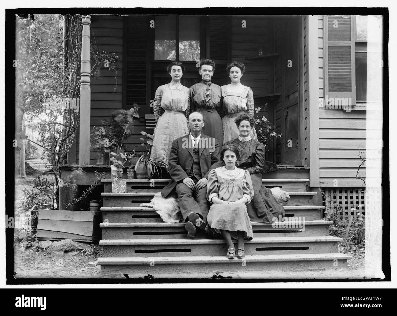 1912 , Virginie , Etats-Unis : la famille de l'argent , parents avec filles et soeur dans la petite ville de Vienne , Virginia - ETATS-UNIS D'AMÉRIQUE - FAMIGLIA - figlia - figlie - porche - portique - porticato - véranda - escaliers - échelle - scala - collier - colletto - loc - cravate - cravatta - FAMIGLIA - FAMILLE - marito e moglie - groupe et femme - FOTO STORICHE - PHOTOS D'HISTOIRE - - BAMBINA - BAMBINO - BAMBINI - ENFANTS - ANNI DIECI - 10's - '10 - pizzo - dentelle - MODA - MODE - GENITORI - campagna - campagne - campagne - jardin - giardino --- ARCHIVIO GBB Banque D'Images