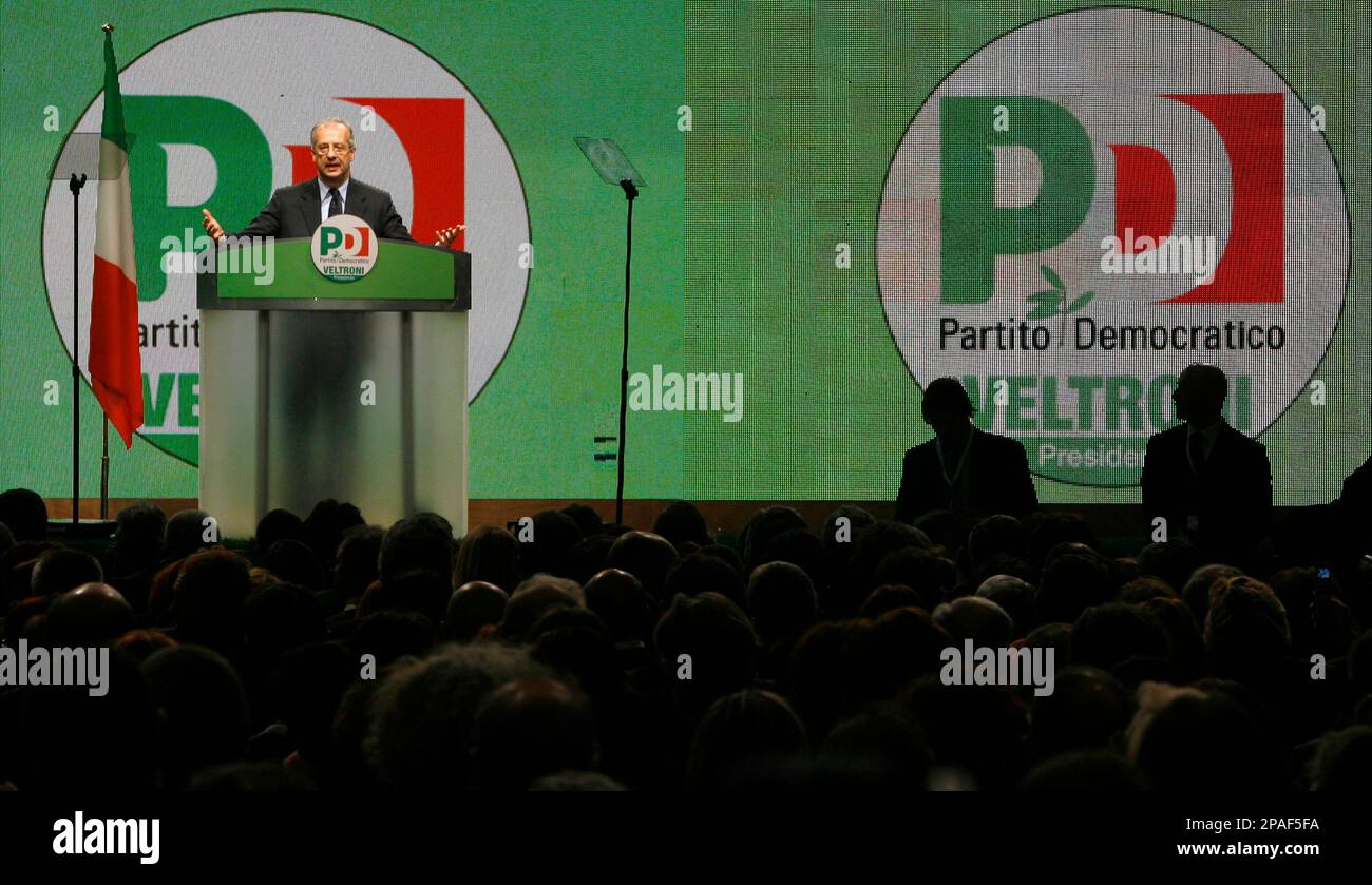 Center-left Democratic Party (Partito Democratico) leader Walter Veltroni, background left, delivers his speech during the Democratic party meeting in Rome, Saturday, Feb. 16, 2008. When Italians go to the polls to elect a new parliament April 13-14, they will choose for the premiership between candidates including conservative leader Silvio Berlusconi and Walter Veltroni. The writing in background reads "A modern Italy. We can do it". (AP Photo/Alessandra Tarantino) Banque D'Images