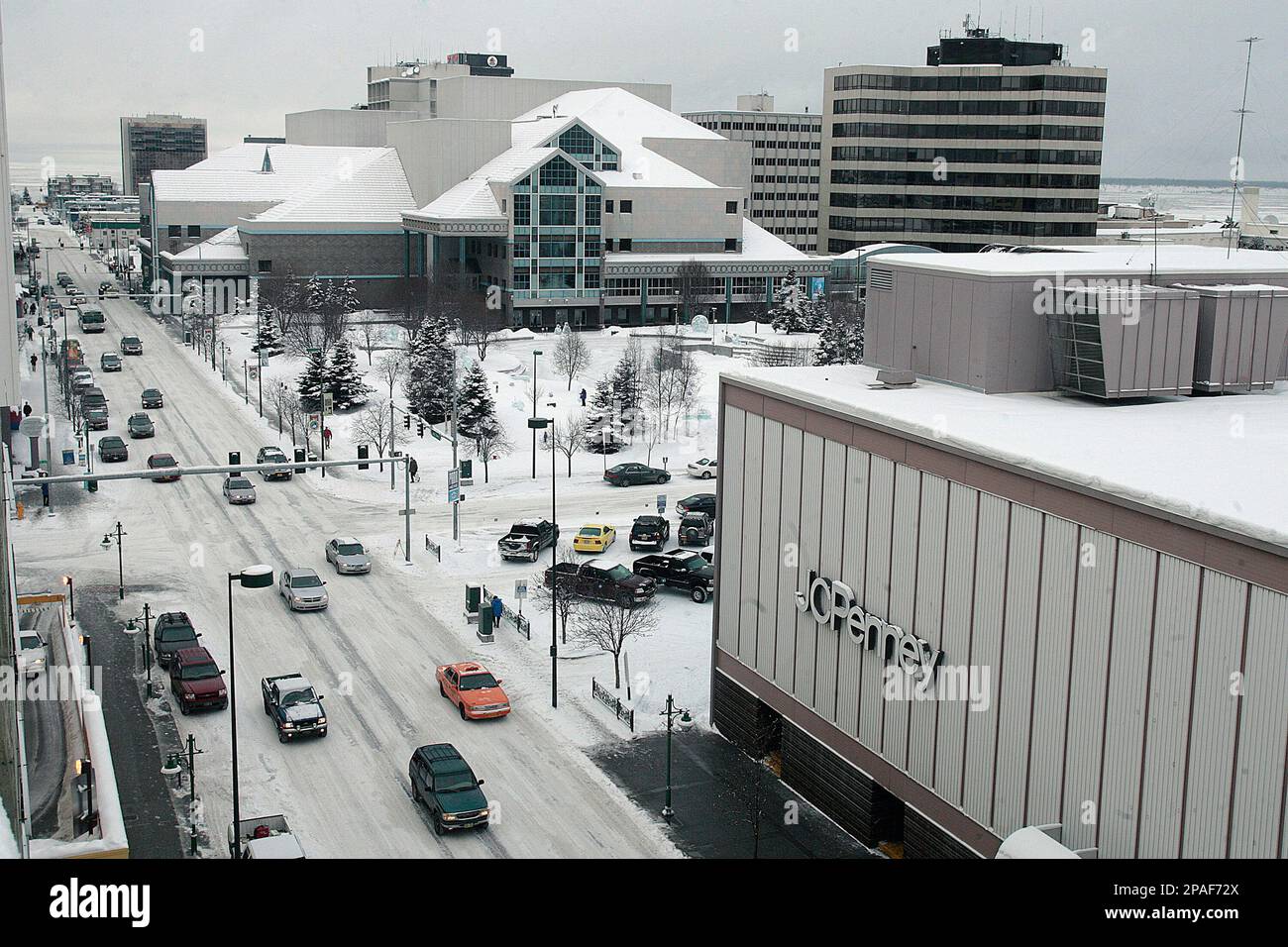 Traffic flows through downtown Anchorage, Alaska, Tuesday, Feb. 12, 2008 past the JC Penney store, the Alaska Center for the Performing Arts theater and Town Square. The tumultuous years of oil-fueled booms and busts in the 1970s and '80s have given way to two decades of steady growth. (AP Photo/Al Grillo) Banque D'Images