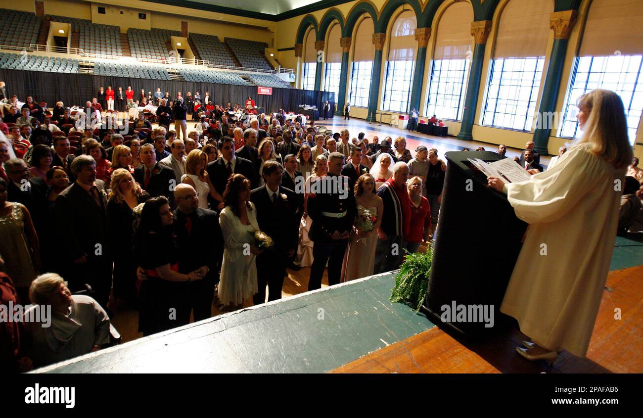 Wedding officiate Jean Muchanic speaks to the group of 57 couples, Atlantic City, NJ, Thursday, Feb. 14, 2008. The Atlantic City Convention and Visitors Authority held a Valentine's Day group wedding, civil union and vow renewal at Boardwalk Hall. (AP Photo/David Gard) Banque D'Images