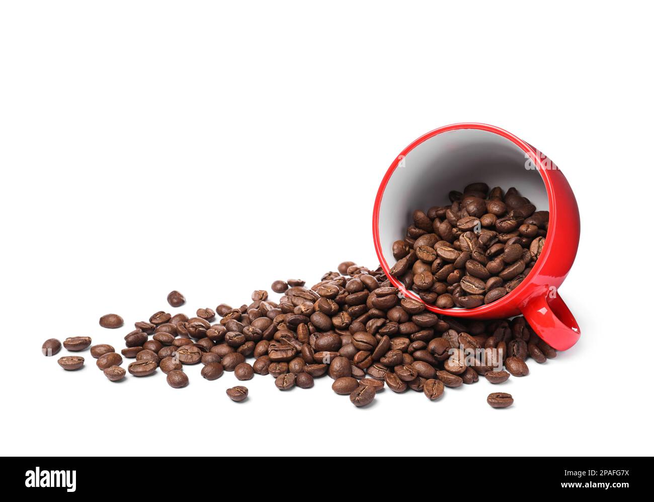 Tasse retournée avec grains de café torréfiés sur fond blanc Banque D'Images