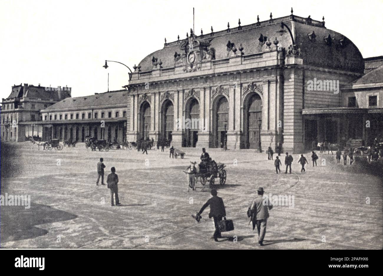 1900 CA , MILAN, ITALIE : la STAZIONE CENTRALE ( la gare de Cenral ) , par l'architecte BOUCHOT . Photo de la carte postale originale . - TRAIN - TRENO - FS - FERROVIE - stazione ferroviaria - Architettura - architecture - ITALIA - FOTO STORICHE - HISTOIRE - GEOGRAFIA - GÉOGRAPHIE - MILAN - --- ARCHIVIO GBB Banque D'Images