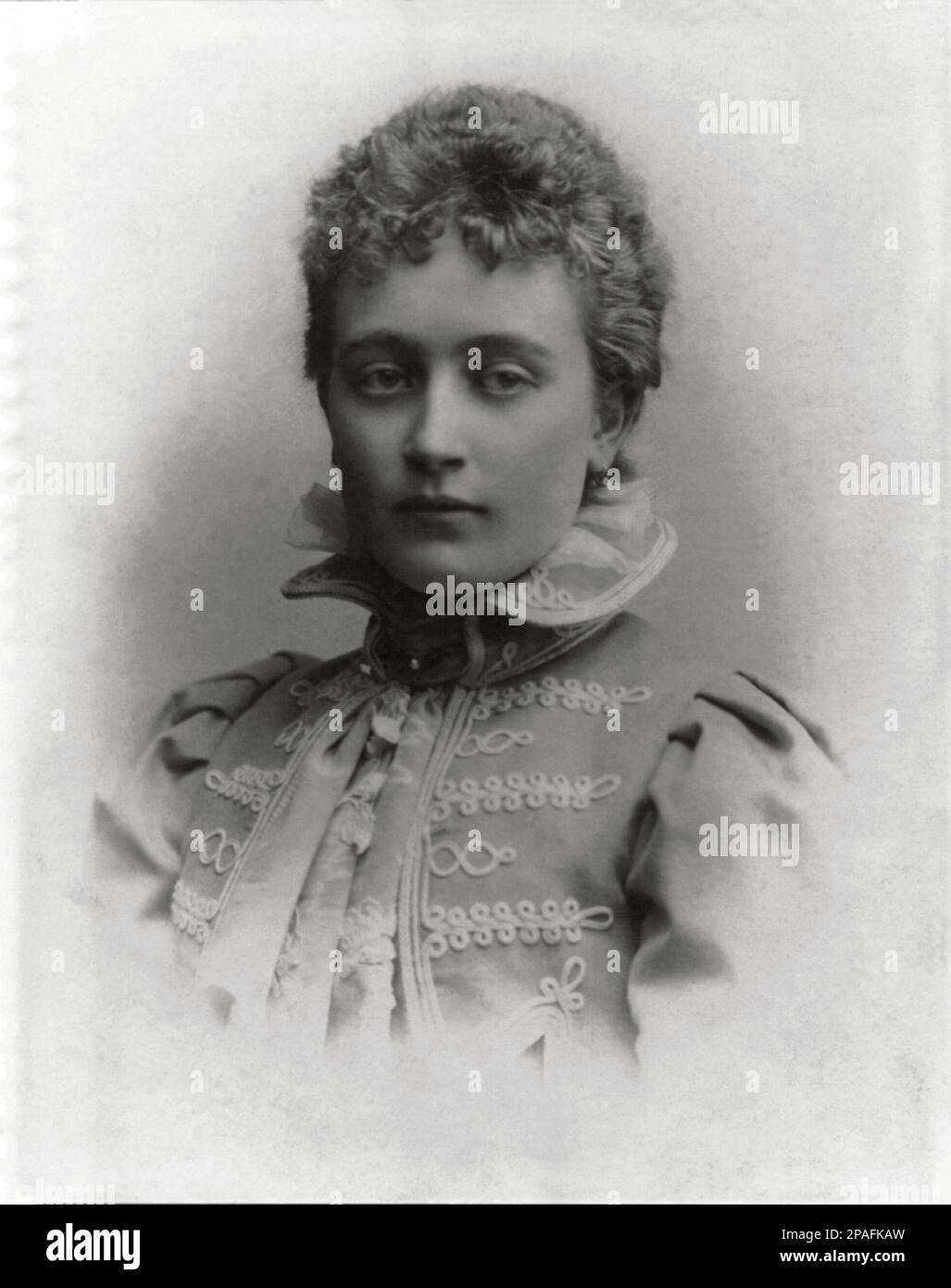 1900 environ , Monténégro : Princesse ZENIA du MONTÉNÉGRO Petrovic-Njegos du Monténégro ( 1881 - 1960 ) . Photo de Carl Wolf - REALI - Nobiltà ITALIANA - NOBLESSE - ROYALTIES - HISTOIRE - FOTO STORICHE - gioiello - gioielli - bijoux - bijoux - collier - colletto - chignon - ricamo - embroderie - orecchino - orecchini - boucles d'oreilles - gouttes d'oreille - pizzo - dentelle - BELLE EPOQUE --- ARCHIVIO GBB Banque D'Images