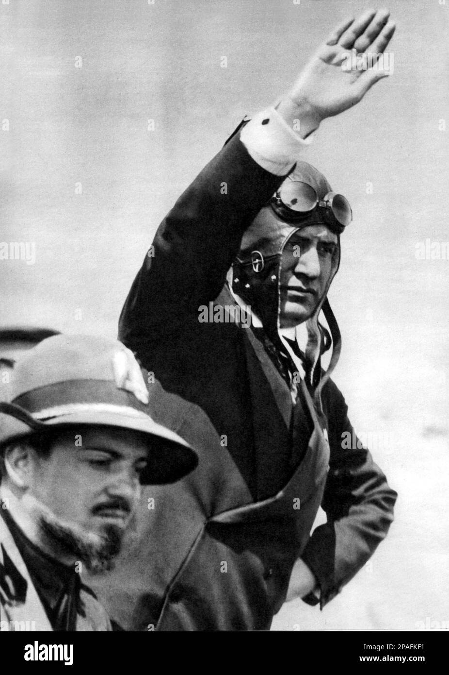 Le fasciste italien Duce BENITO MUSSOLINI avec aviateur cap et ITALO BALBO - ritratto - portrait - POLITICA - POLICO - ITALIA - POLITIC - portrait - ITALIE - FASCISMO - FASCISME - FASCISTA - saluto fascia romano - Seconde Guerre mondiale - SECONDA GUERRA MONDIALE - 2nd - COLOSSEO - ROME - ITALIE - AVIATORE - AVIAZIONE --- ARCHIVIO GBB Banque D'Images