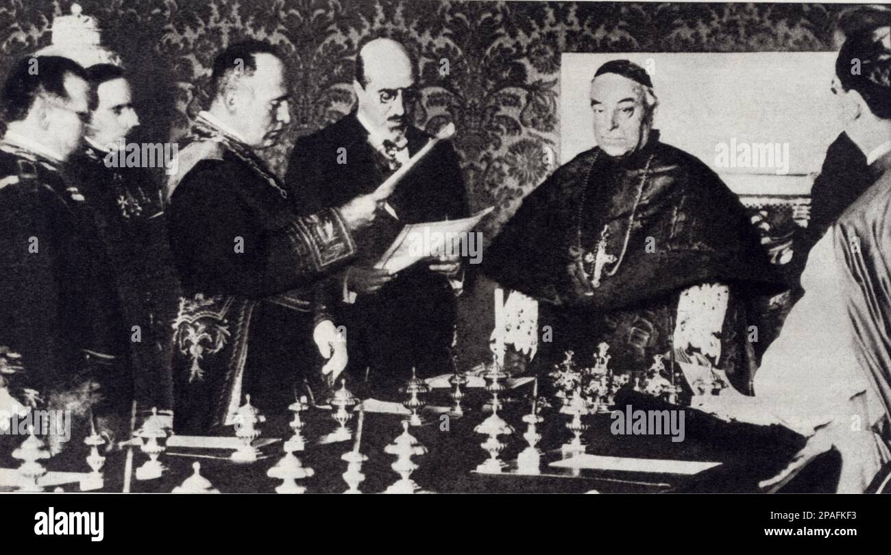 1937 environ , Roma , Italie : le fasciste italien Duce BENITO MUSSOLINI en 1929 cabinet pour PATTI LATERANENSI . Le Traité de Latran est l'un des pactes de Latran de 1929 ou accords de Latran, trois accords conclus en 1929 entre le Royaume d'Italie et le Saint-Siège, ratifié par 7 juin 1929 . Signé pour le Roi Victor Emmanuel III d'Italie par le Premier Ministre Benito Mussolini et pour le Pape Pie XI par le Cardinal Secrétaire d'Etat PIETRO GASPARRI (sur cette photo). L'homme dans cette photo près de Mussolini est l'avocat prin ce Francesco Pacelli , frère du futur pape Pio XII ( Eugenio Pacelli ). - ritrato - portrai Banque D'Images