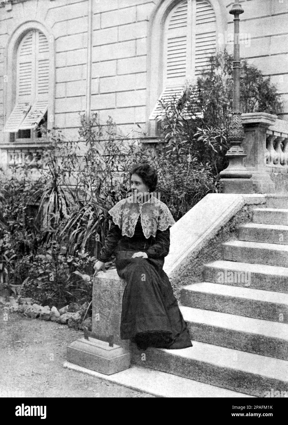 1910 , mai , Milan , ITALIE : la femme italienne poète et écrivain ADA NEGRI ( Lodi 1870 - Milano 1945 ) . Photo de Montabone - SCRITTORE - SCRITTRICE - LETTERATO - LITTÉRATURE - LETTERATURA - POETESSA - POETA - POÉSIE - POÉSIE - jardin de chignon - giardino --- ARCHIVIO GBB Banque D'Images