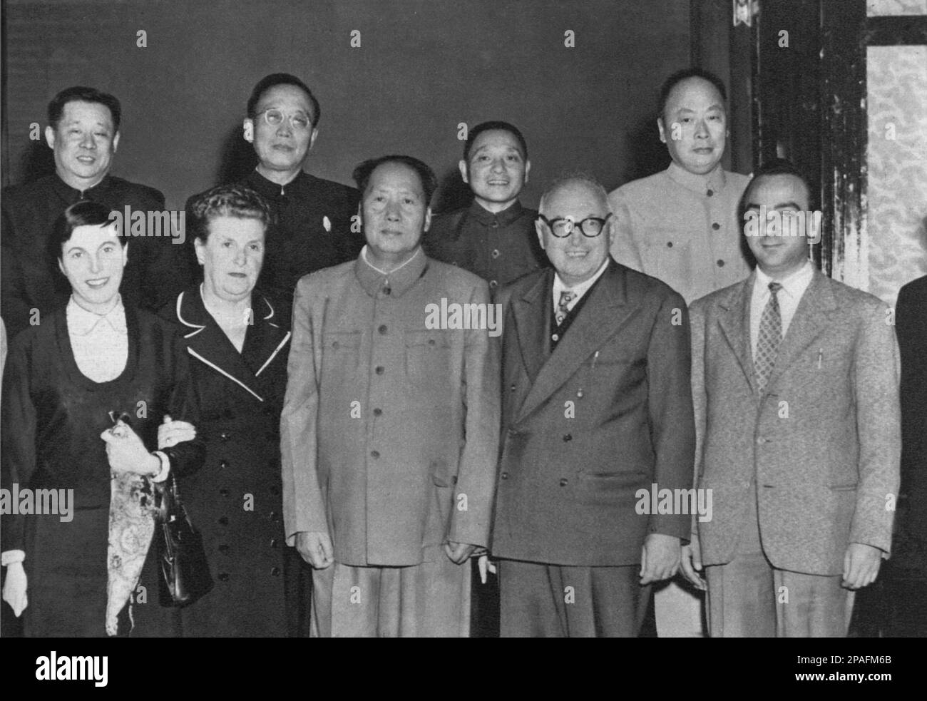 1963 CA , CHINE : le Président de la République populaire de Chine Mao Tse-TUNG rencontre la délégation italienne et le politicien socialiste PIETRO NENNI ( 1891 - 1980 ) -Tse-Dun - TZE-Thung - Tze-Dong - COMUNISTA - COMMUNISTE - COMUNISMO - COMMUNISME - CINA - portrait - POLITICA - POLITICO - PRESIDENTE DELLA REPUBBLICA POPOLARE CINESE - ITALIA - POLITIC - portrait - ITALIE - PARTITO SOCIALISTA ITALIANO - PSI - Mao Zedong - Tse-TUNG - Tse-TUNG Mao Tse-toung ---- ARCHIVIO GBB Banque D'Images
