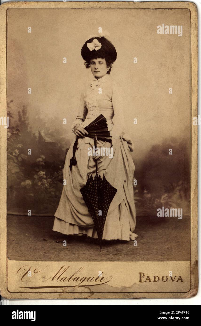 1880 CA , ITALIE : Une jeune femme avec un éventail et un parapluie à pois , photo de V. Malaguti , Padova . - FOTO STORICHE - PHOTOS D'HISTOIRE - femme - fille - donna - giovane - ragazza - poi - polkadots - OTTOCENTO - 800 - XIX - MODE - chapeau - cappello - voulants - ITALIA - Padoue - VENTAGLIO - OMBRELLO - PORTRAIT - RITRATTO -- -- ARCHIVIO GBB Banque D'Images