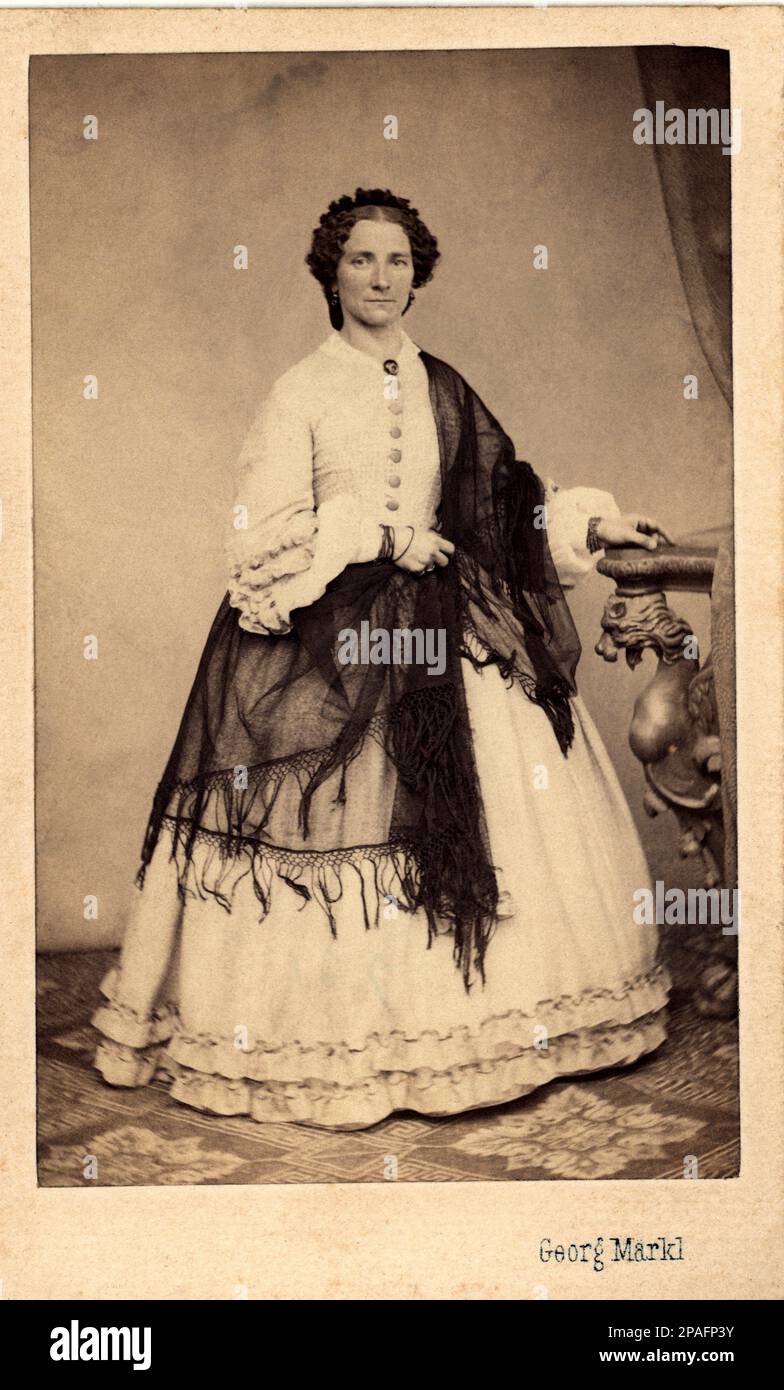 1870 CA , Vienne , Autriche : Une femme avec châle , photo de Georg Markl , Wienn - FOTO STORICHE - PHOTOS D'HISTOIRE - - femme - fille - donna - SCIALLE - mignon - braccialetto - bracial - spilla - PIN - orecchini - ardrops - boucles d'oreilles - bijoux - bijoux - bijoux - gioiello - gioielli - OTTOCENTO - 800 '800' - XIX - MODE - attestation - PORTRAIT - RITRATTO - carte de visite - CDV --- ARCHIVIO GBB Banque D'Images