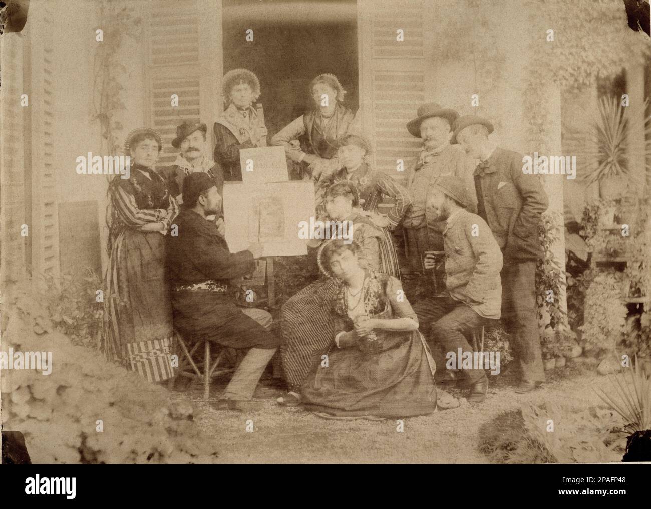 1880 environ , LAGO di COMO, ITALIE : Une compagnie d'amis avec des dames vêtues dans le costume traditionnel folklorique comme LUCIA MONDELLA , le rôle du plus célèbre roman italien I PROMESSI SPOSI par ALESSANDRO MANZONI . Ce groupe est composé , probabilité, D'un groupe de modèles et de peintres - POETA - POÉSIE - POÉSIE - SCRITTORE - LETTERATO - LITTÉRATURE - LETTERATURA - LECCO - LOMBARDIE - LOMBARDIE - ITALIA - FOTO STORICHE - HISTOIRE - GEOGRAFIA - GÉOGRAPHIE - - COSTUME TRADIZIONALE REGIONALE - pittore - arts - arte perle - donna - Femme - OTTOCENTO - 800 - VILLEGIATURA - JOUR Banque D'Images