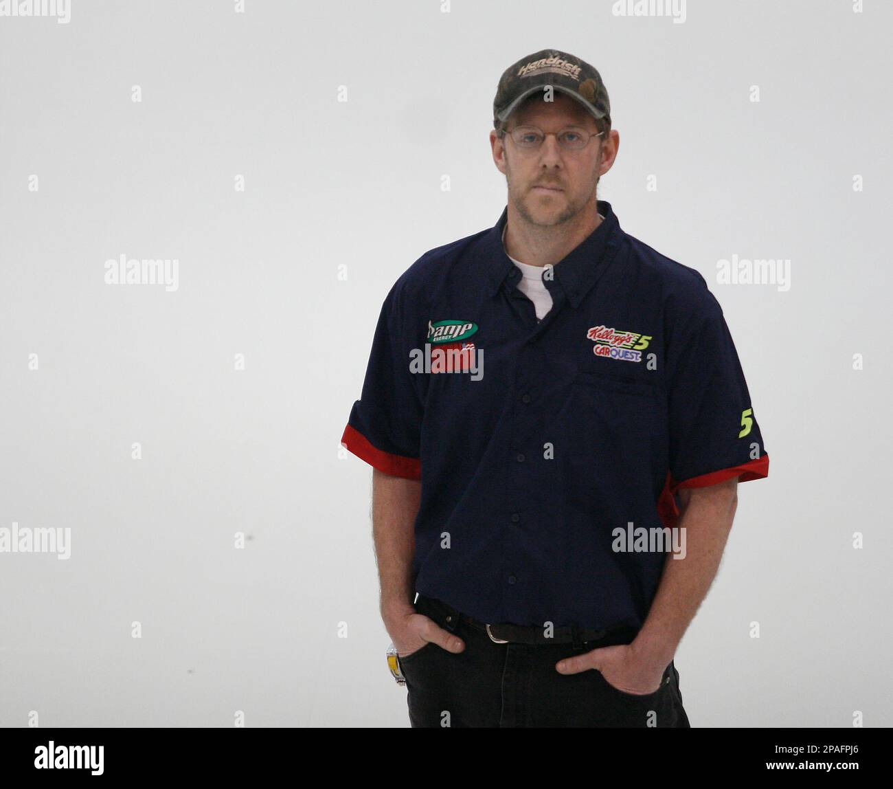 Hendrick Motorsports mechanic Joey Arnold, who has been with the team for 10 seasons, poses for a photo at the Hendrick Motorsports facility in Concord, N.C., Monday, Feb. 11, 2008. Arnold recently suffered the loss of his 4-year-old son Cayden Arnold, prompting NASCAR driver Dale Earnhardt Jr.'s crew chief Tony Eury, Jr. to dedicate their Saturday, February 9, 2008 Budweiser Shootout race win to Arnold and his son. (AP Photo/Jason E. Miczek) Banque D'Images