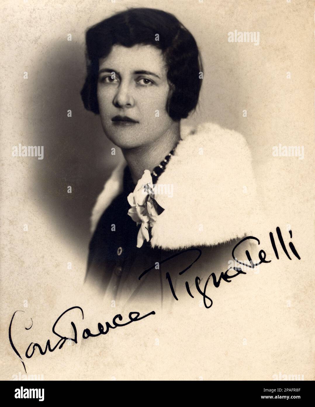 1925 CA : la princesse constance ( Costanza ) PIGNATELLI Duchessa di MONTECALVO Aragona Cortes ( née Constance GRENELLE WILCOX , née Araund 1895 CA aux Etats-Unis ) mariée à Madison (USA ) Le jour 28 août 1925 avec le prince italien Guido Pignatelli Duca di Montecalvo marquis Paglietta et san Marco Lacatola di Volturana ( San Paolo Celsito, Napoli , 1906 - Palerme 1967 ). Divorcé à Reno ( Nevada , Etats-Unis ) le jour 24 avril 1937 . Du mariage né le daugther Maria Elena ( Marilena ) Pignatelli di Montecalvo ( né à Firenze , Italie le jour 29 mars 1929 ) Banque D'Images