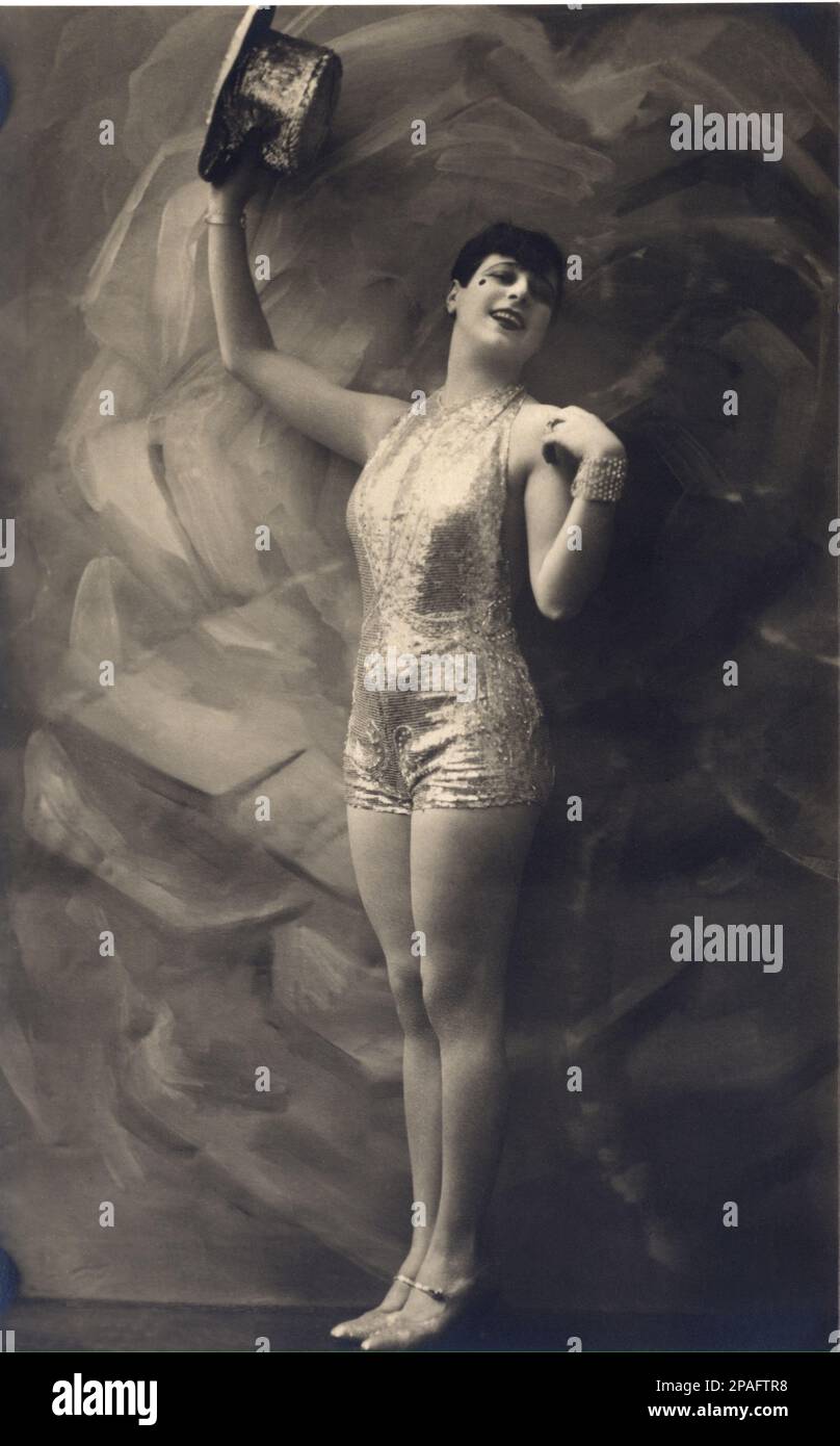 1928 environ : La danseuse et chanteuse de musique italienne NANDA PRIMAVERA , pour elle l'écrivain et journaliste INDRO MONTANELLI ( 1909 - 2001 ) Évadez-vous de chez vous et faites la danseuse pendant trois mois - BALLERINA - SOUBRETTE - DIVA - DIVINA - ART DÉCO - - DANSE - DANSE - DANSE - DANSE - DANSE - CANTANTE - TEATRO DI RIVISTA - THÉÂTRE - THÉÂTRE - gambe - jambes - cappello a cilindro - tophat - top chapeau - chapeau - taraud - neo - mole --- ARCHIVIO GBB Banque D'Images