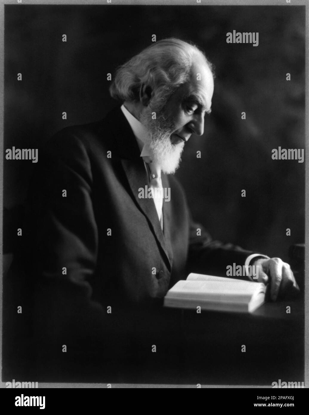 1917 , 10 mars , Pittsburgh , États-Unis : Le Pasteur CHARLES TAZE RUSSELL ( 1852 - 1916 ) fondateur de l'ordre religieux TÉMOINS DE JÉHOVAH - TESTIMONI DI GEOVA - RELIGION - RELIGIONE - BIBIA - BIBBLE - barbe - barba - lecteur - lettore - profilo - profil - cravate - cravatta --- ARCHIVIO GBB Banque D'Images
