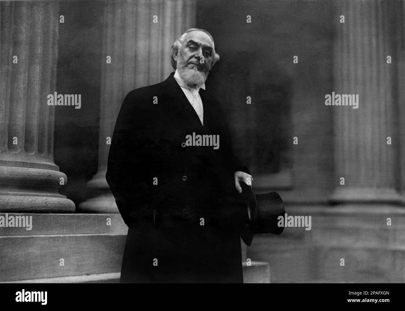 1910 , New York , États-Unis : Le Pasteur CHARLES TAZE RUSSELL ( 1852 - 1916 ) fondateur de l'ordre religieux TÉMOINS DE JÉHOVAH - TESTIMONI DI GEOVA - RELIGION - RELIGIONE - BIBIA - BIBBLE - barbe - barba - collier - colletto - chapeau de tête - cappello a cilinco - cravate - cravatta --- ARCHIVIO GBB Banque D'Images